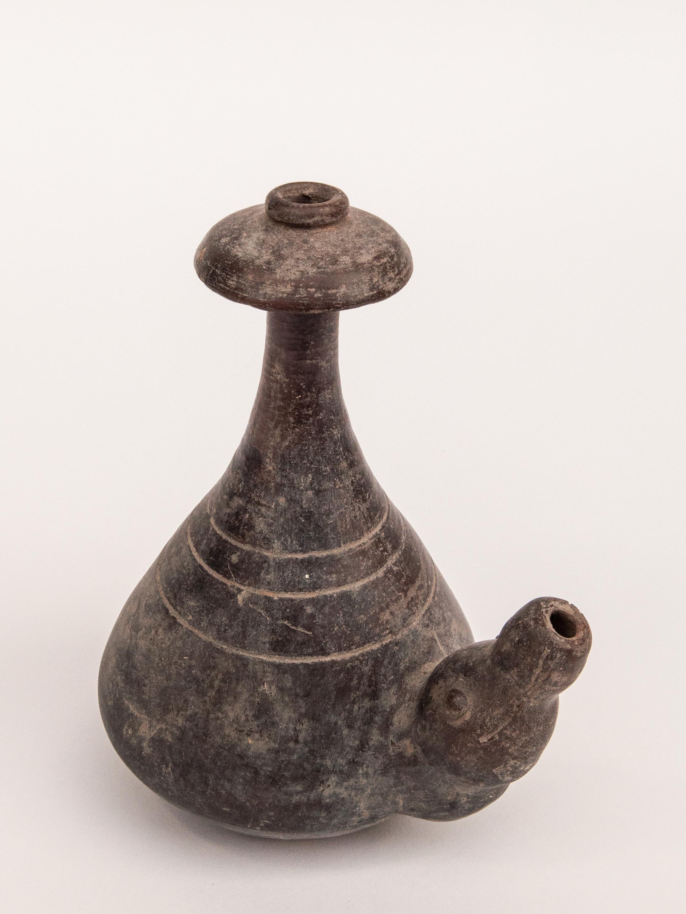 Fin du XIXe siècle Ancienne faïence Kendi, style Majapahit, Java du Nord ou de l'Est, fin du 19ème siècle
