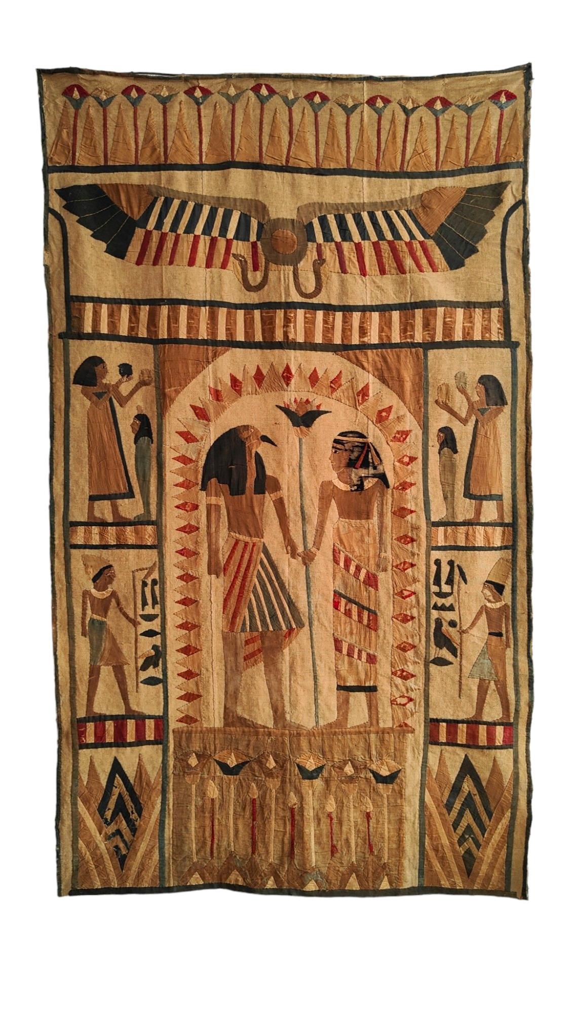 Altägyptischer Wandteppich 1920er Jahre
DEKORATIVER WANDTEPPICH IM ÄGYPTISCHEN GESCHMACK, HERGESTELLT IN FRANKREICH IN DEN 20ER JAHREN MIT HANDGENÄHTEM STOFF. MASSNAHMEN: 230X137 CM