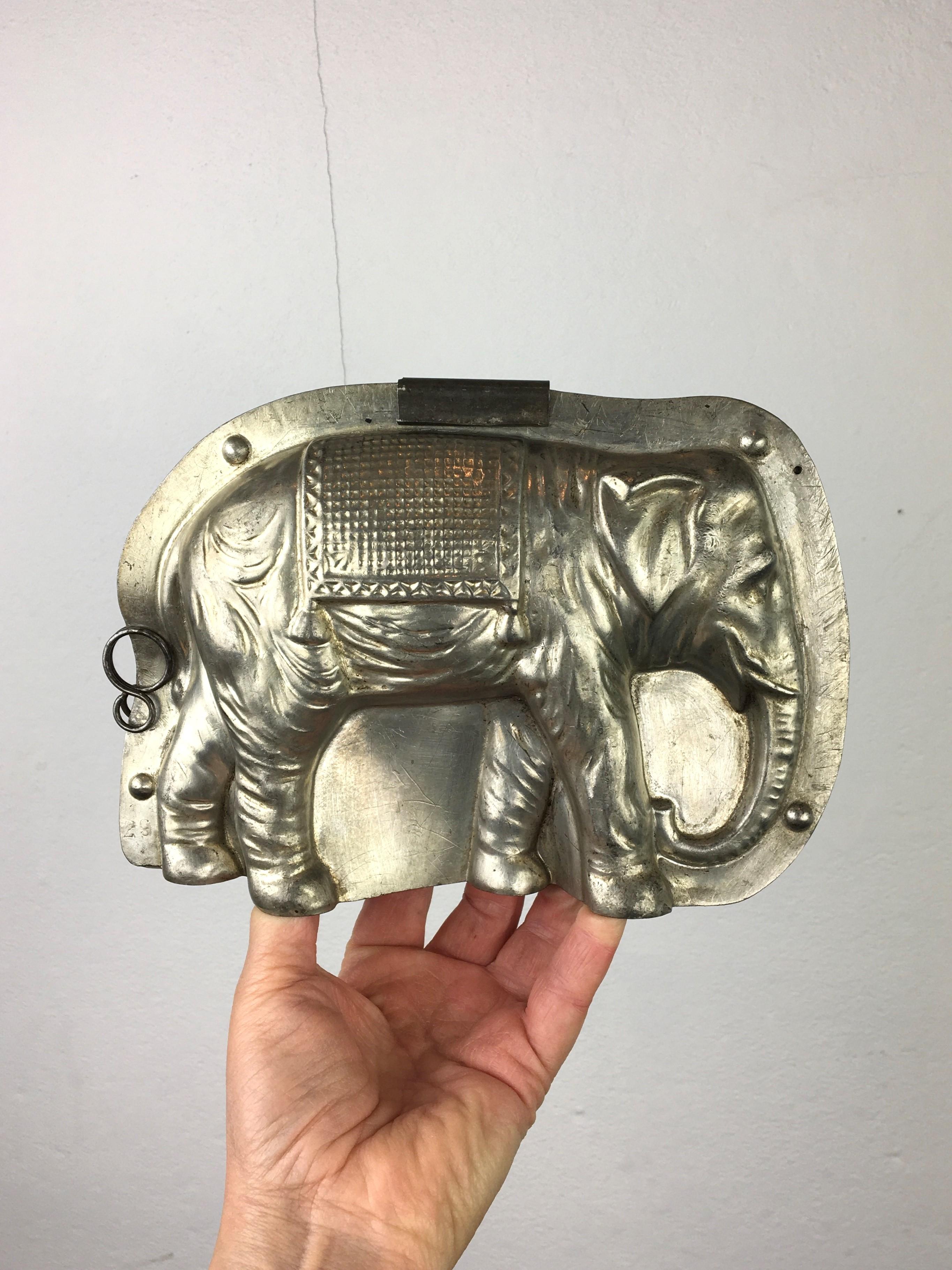 Elephant chocolate mold. 
This old vintage chocolate mold is large ! 
Beautiful walking elephant with the typical blanket on his back. 
Made of metal - not marked or numbered. 
For use or for decorative purpose. 

Elephant collectables -