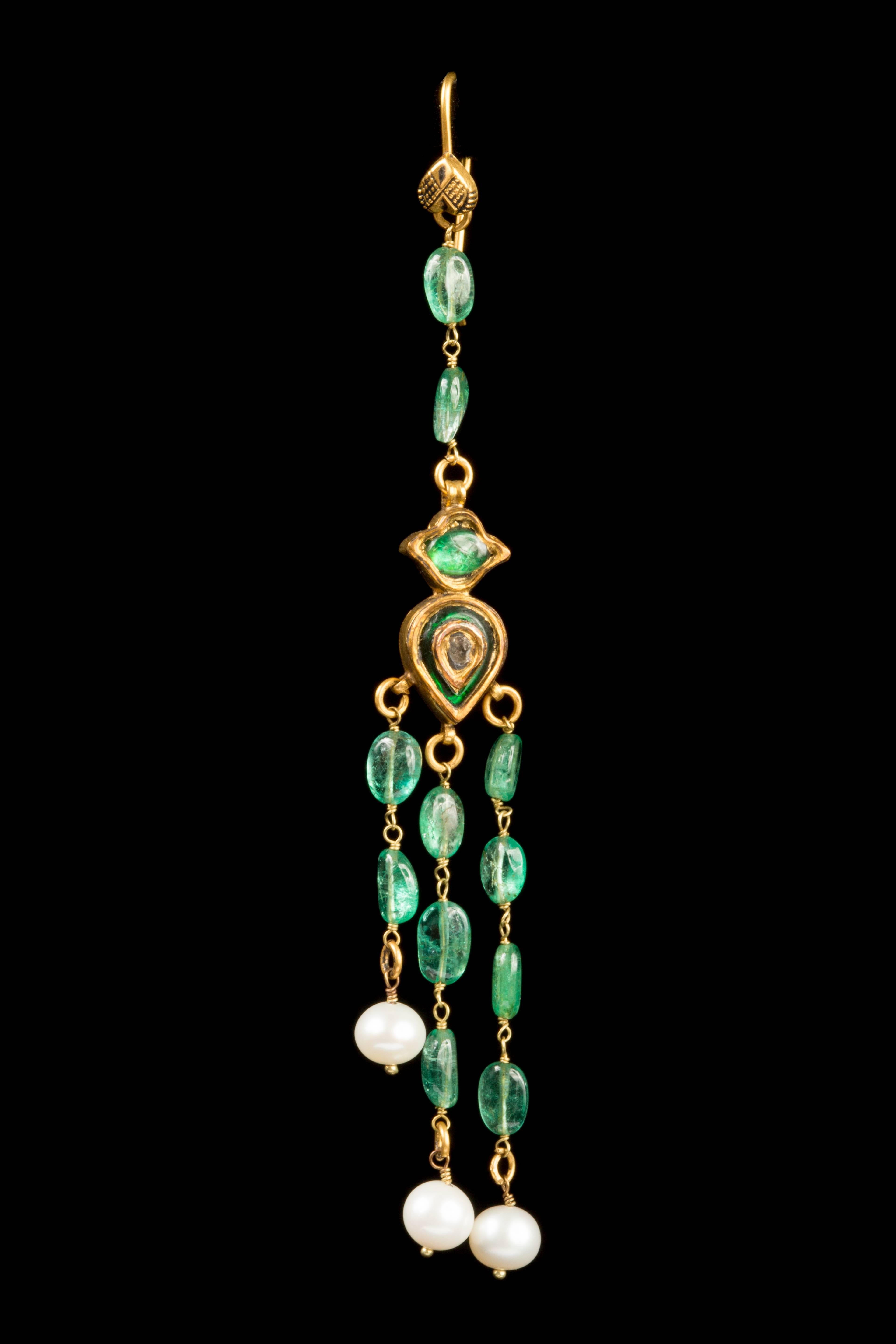 Old indian emerald cascade earrings with diamond in the center and 3 basra pearls. Each earring is 9.5 cm long.