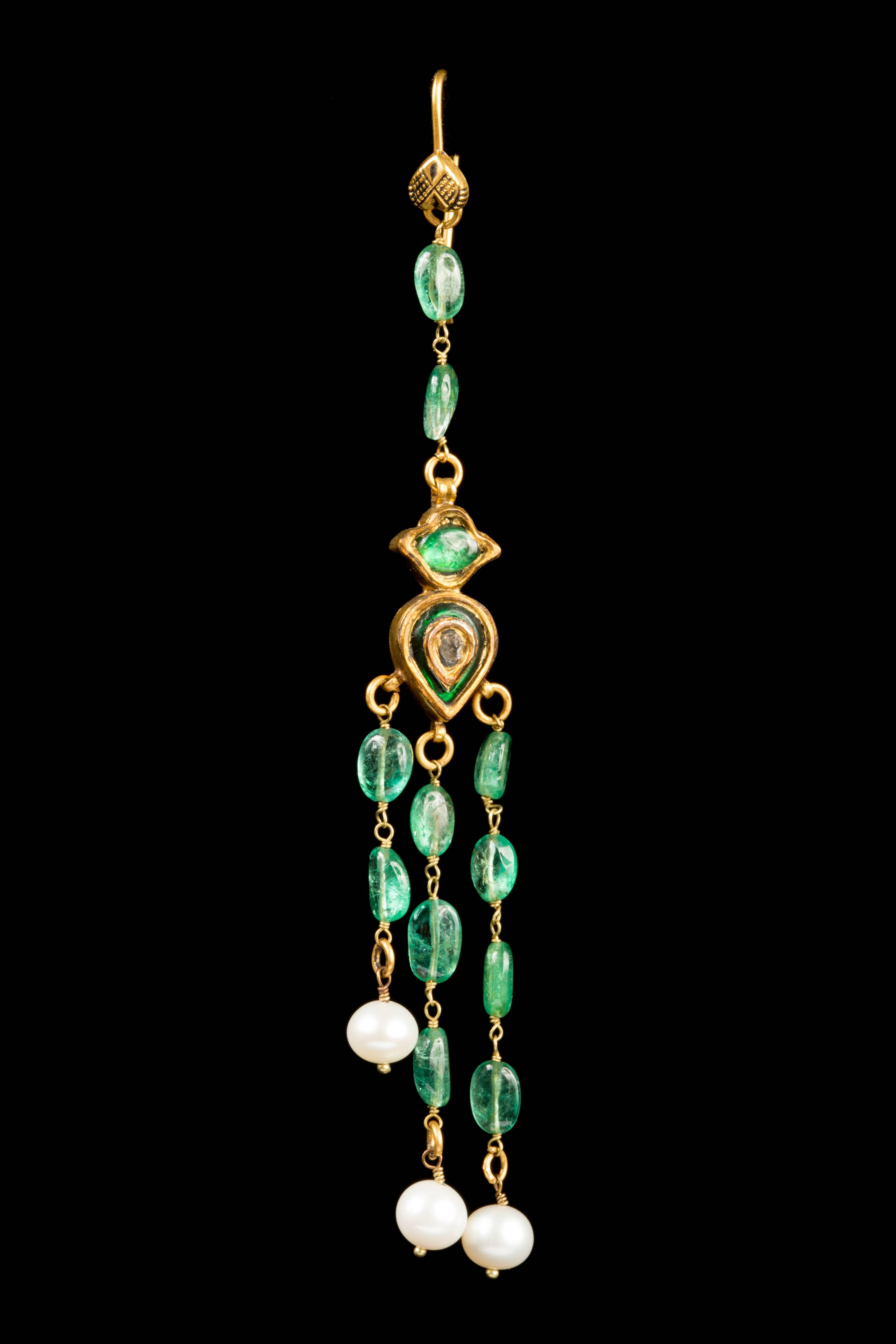 Old Emerald Cascade Earrings with Diamond in the Centre and Three Basra Pearls In New Condition In Nuevo Leon, MX