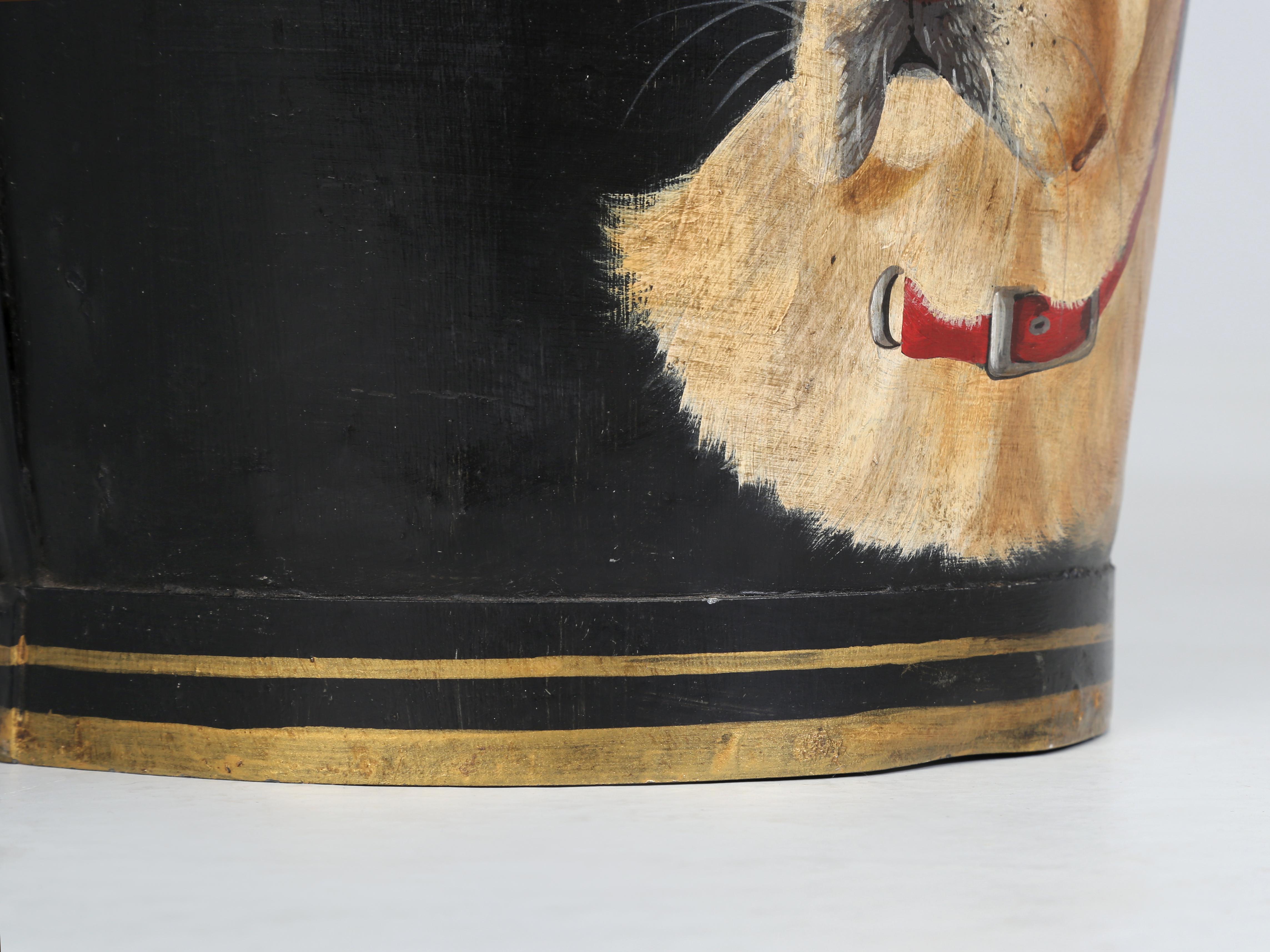 Old English Bucket Repurposed mit einem handbemalten schottischen goldenen Reithund  (Handbemalt) im Angebot