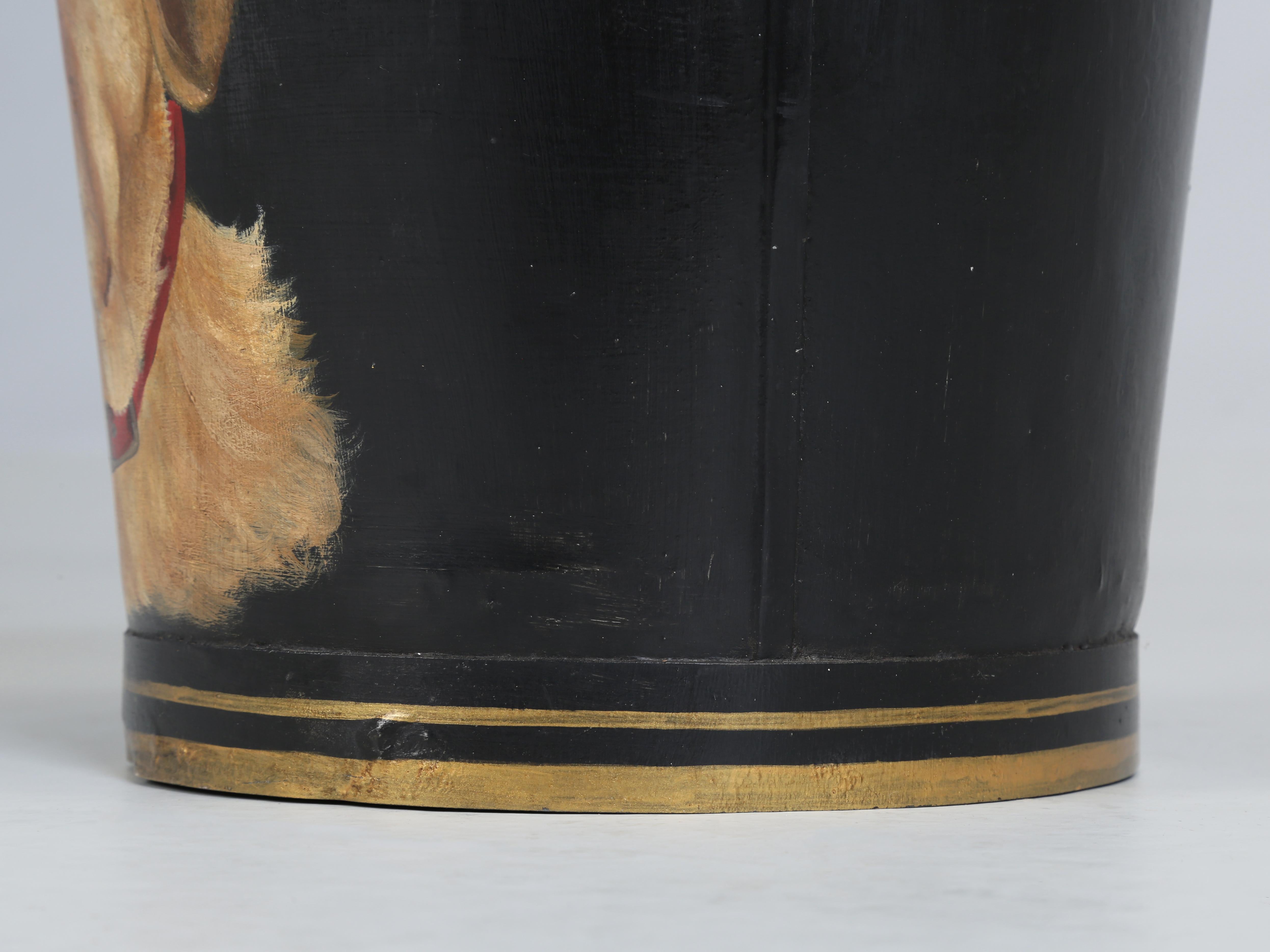 Milieu du XXe siècle Seau anglais ancien réutilisé avec un caniche écossais doré peint à la main  en vente