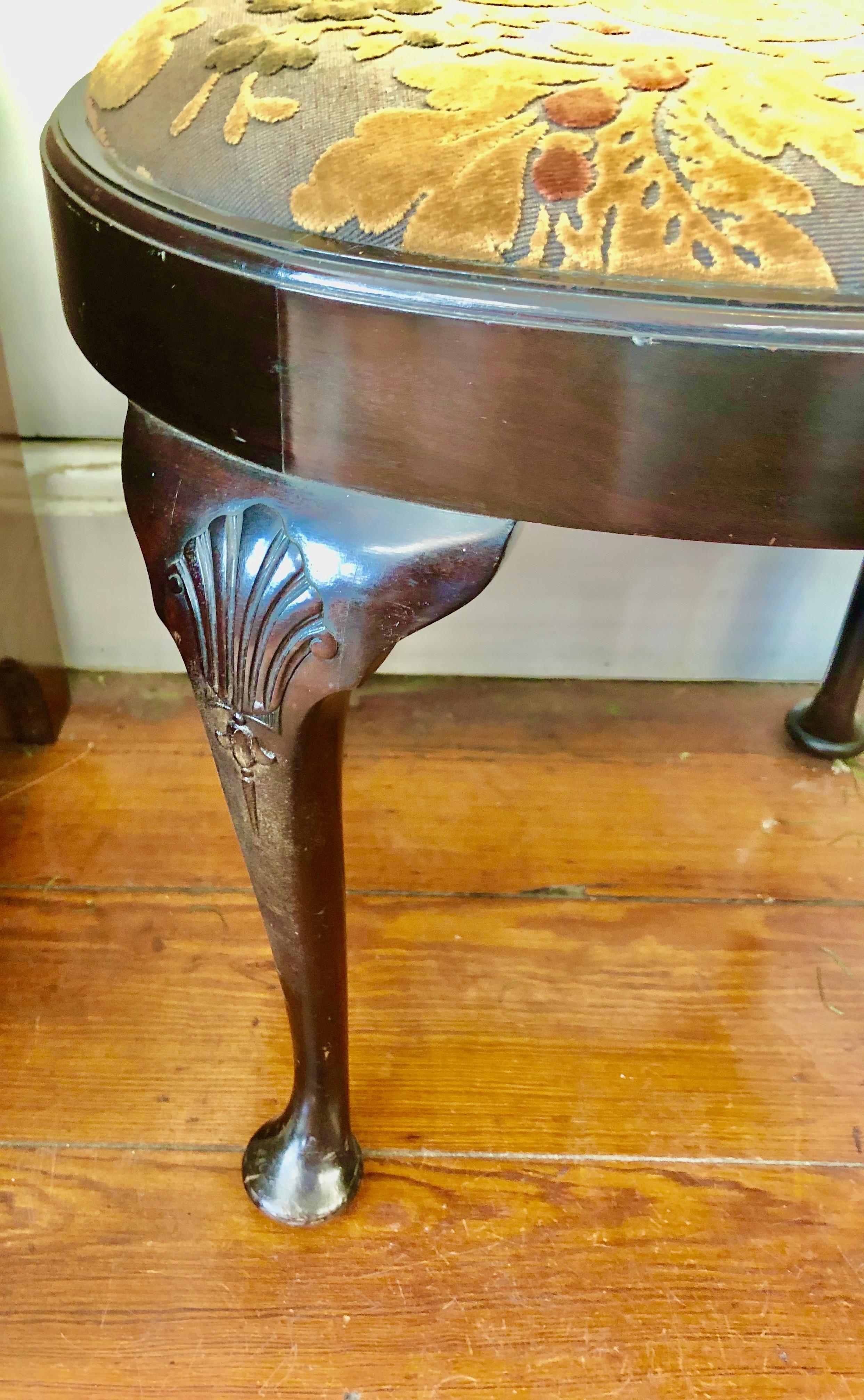 Ovale gepolsterte Sitzbank aus geschnitztem Mahagoni im Queen-Anne-Stil aus England (Queen Anne) im Angebot