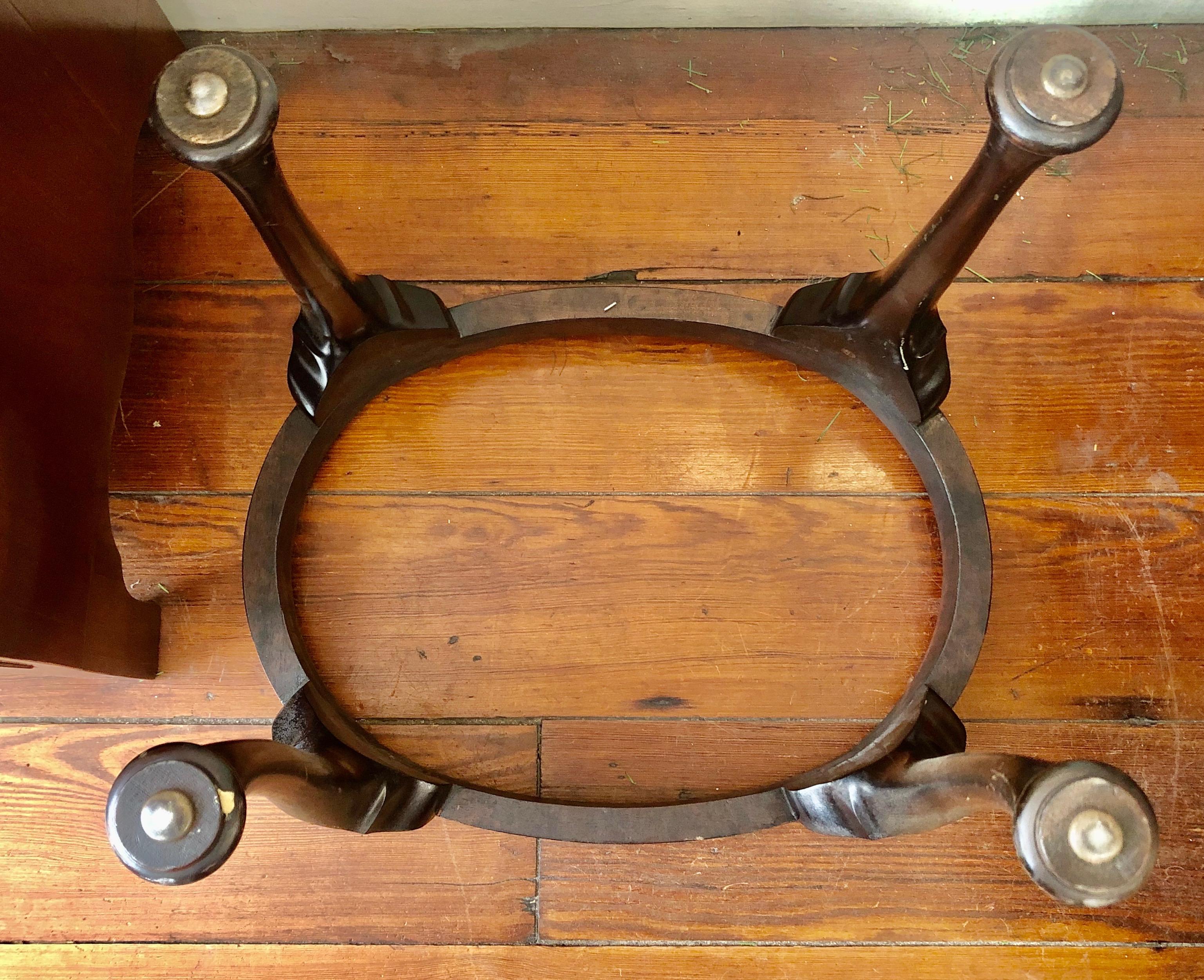 Ovale gepolsterte Sitzbank aus geschnitztem Mahagoni im Queen-Anne-Stil aus England im Angebot 1