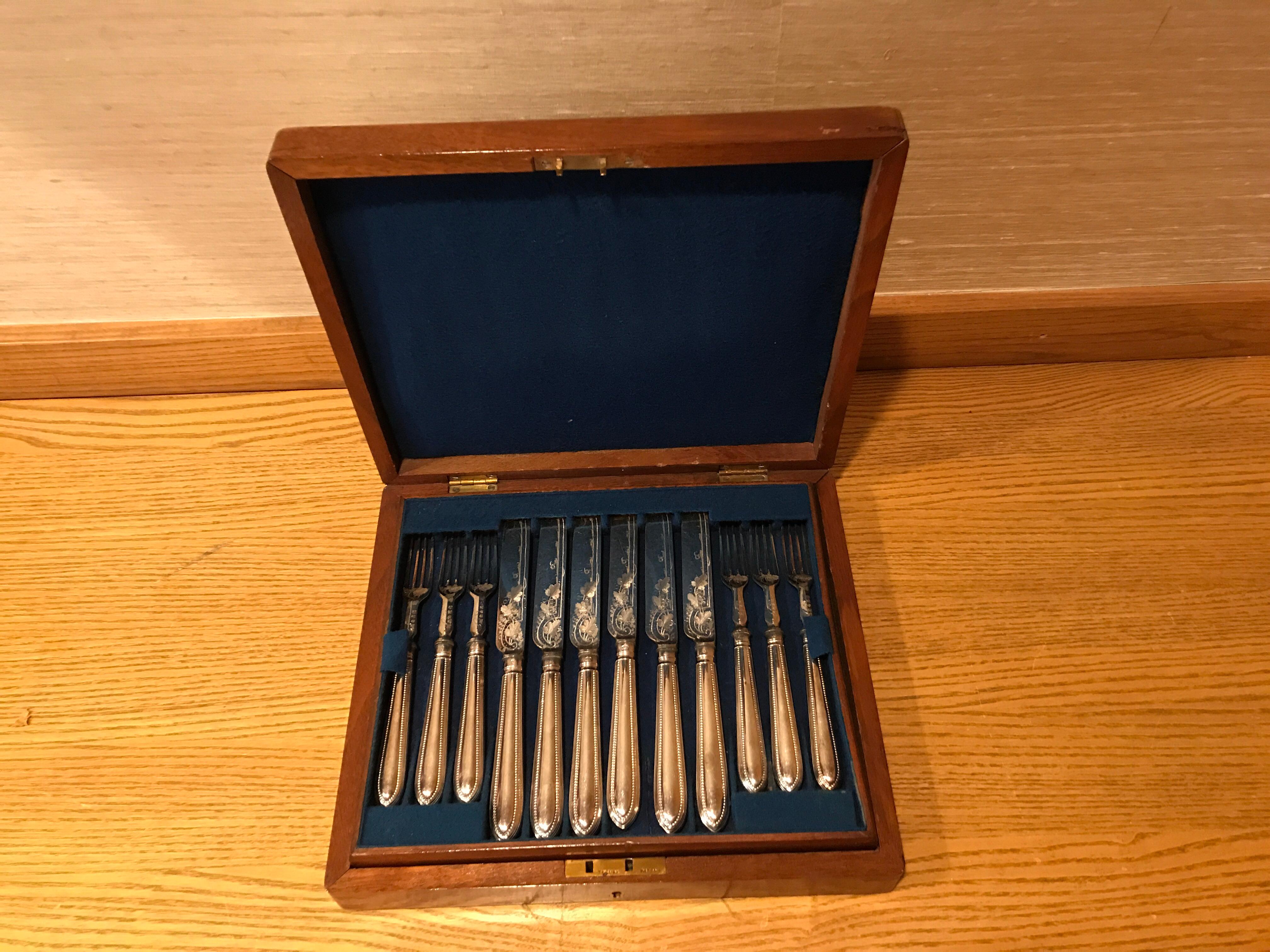 Old English plate dessert set beaded old English pattern. Engraved blades. Box measures: 11.5 W, 10 D, 2.5 H.
Knives 8.75 H. Forks 7.25.