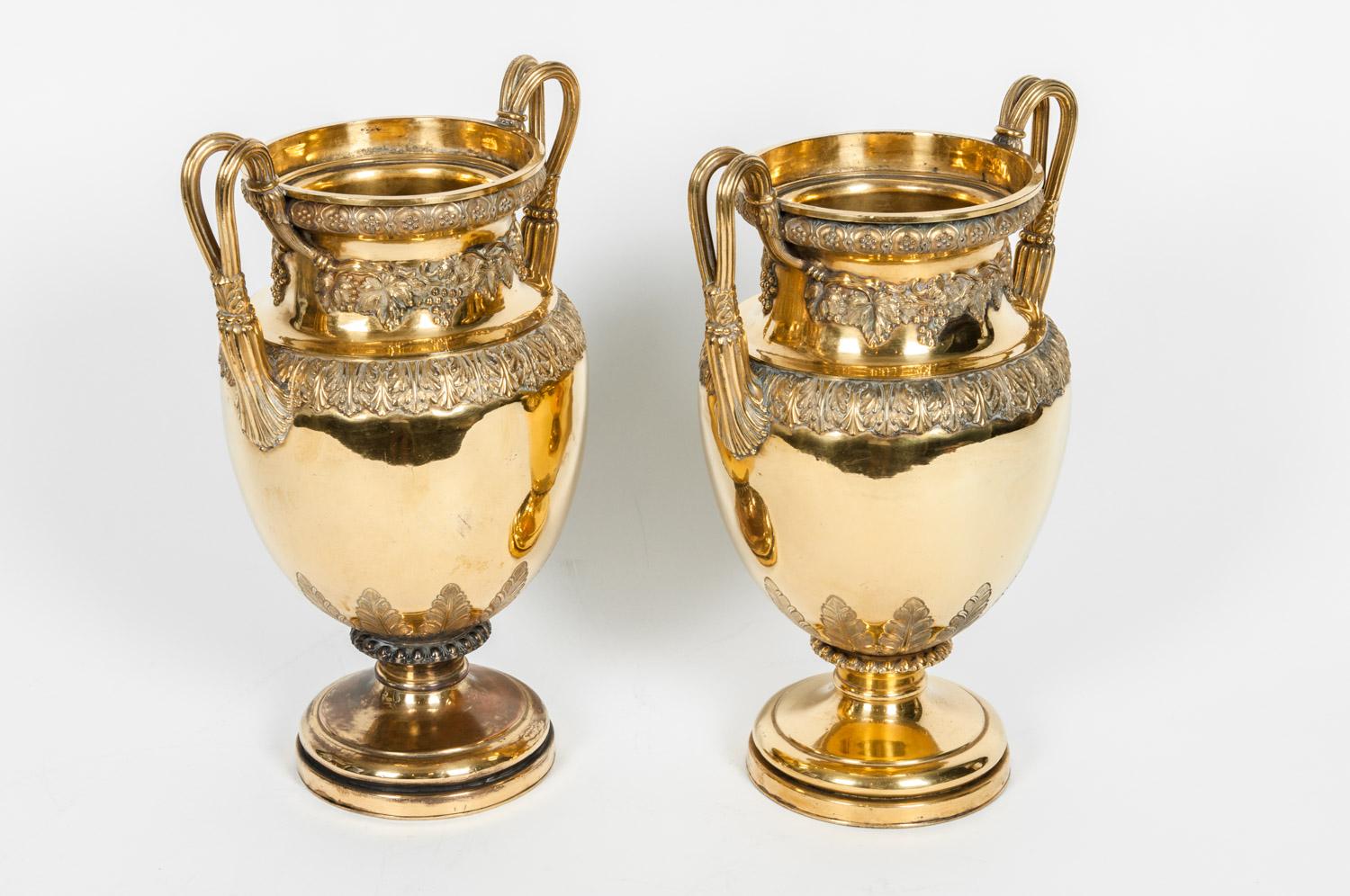Old English Decorative Pair Vases / Pieces In Excellent Condition In Tarry Town, NY
