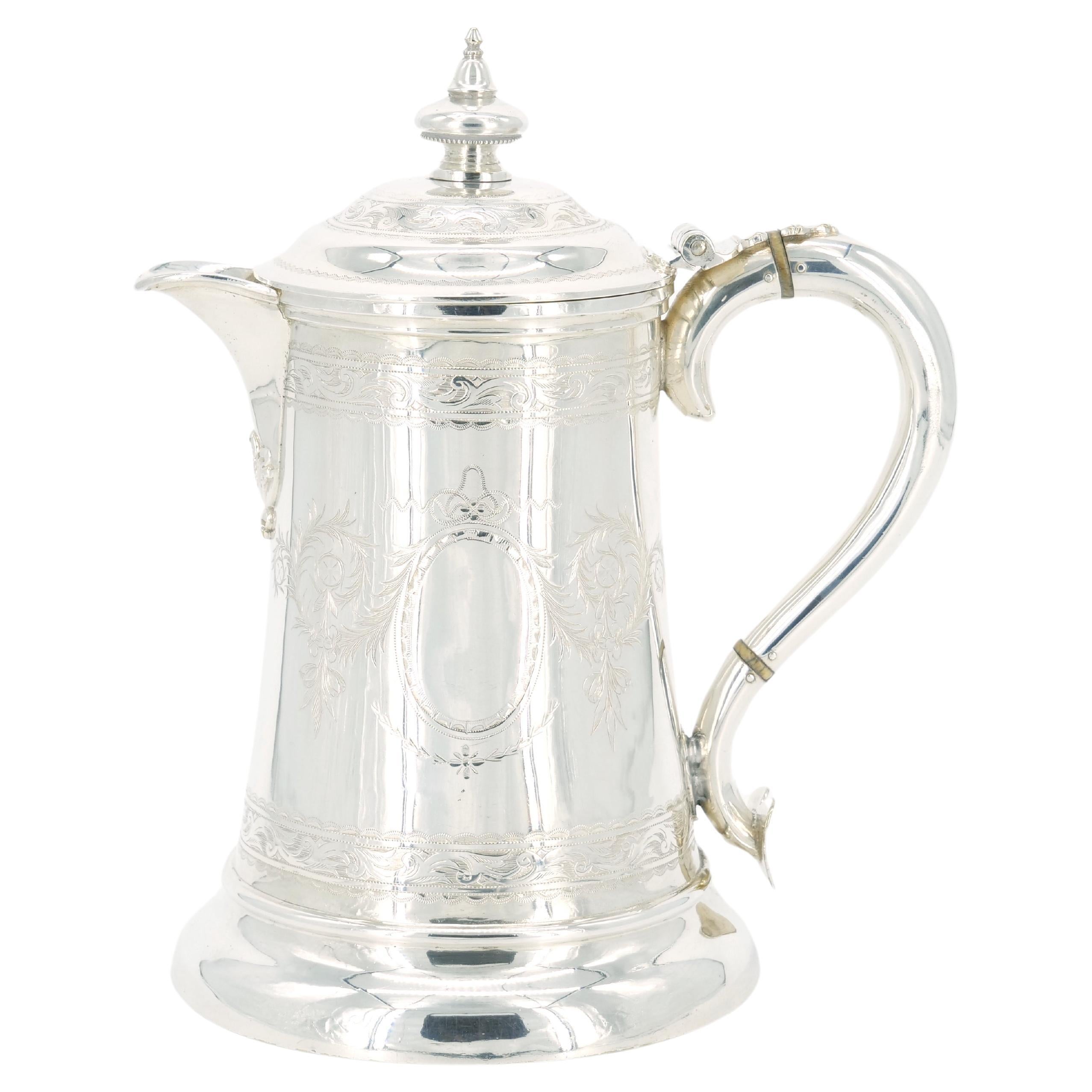Antigua jarra inglesa grabada exteriormente en plata Walker & Hall en venta