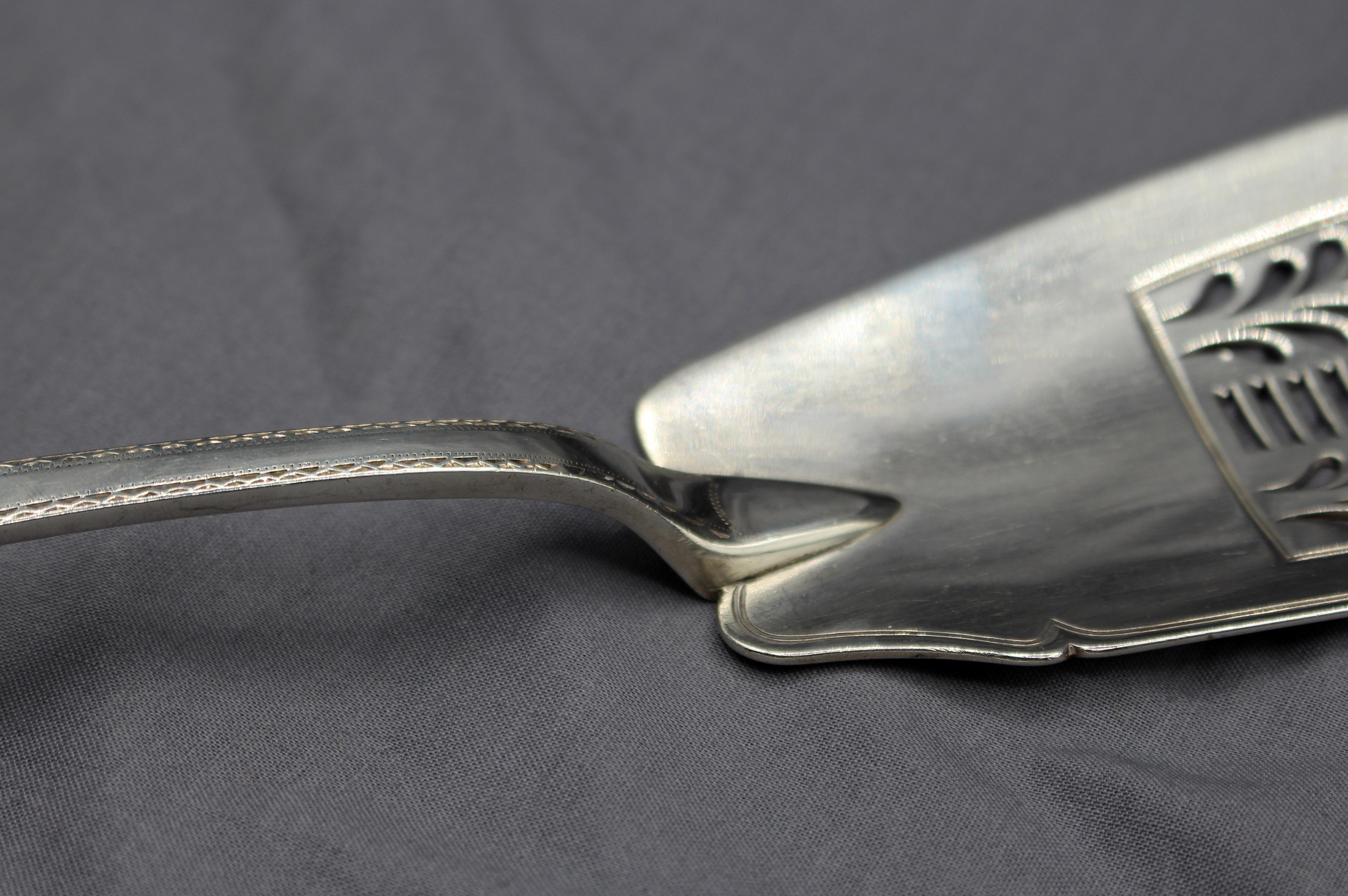 Old English Engraved Fish Slice by William Eley I and William Fearn In Good Condition In Chapel Hill, NC