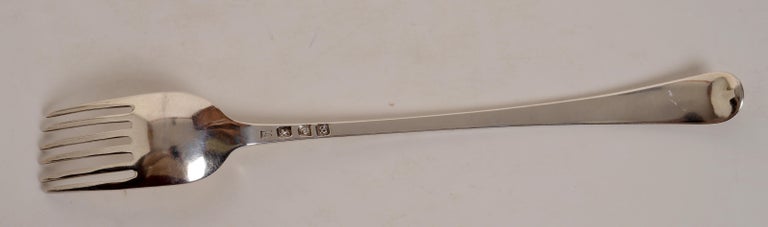 Old English Feather-Edge Pattern Serving or Salad Fork, London 1773 by William Tuite. This is a beautiful Georgian fork with clear William Tuite hallmarks. The fork has crisp, bright-cut feather edging on the handle. Adding to the beauty of this