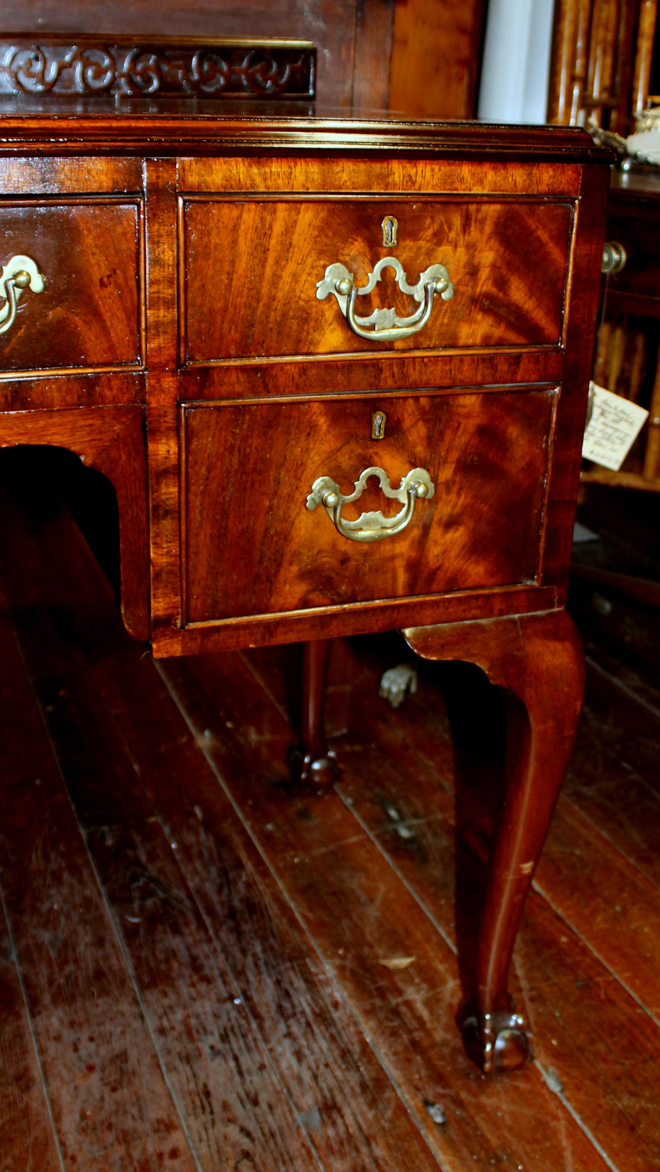 Old English Figured or Flame Mahogany Chippendale Style Desk with Gallery Back In Good Condition In Charleston, SC