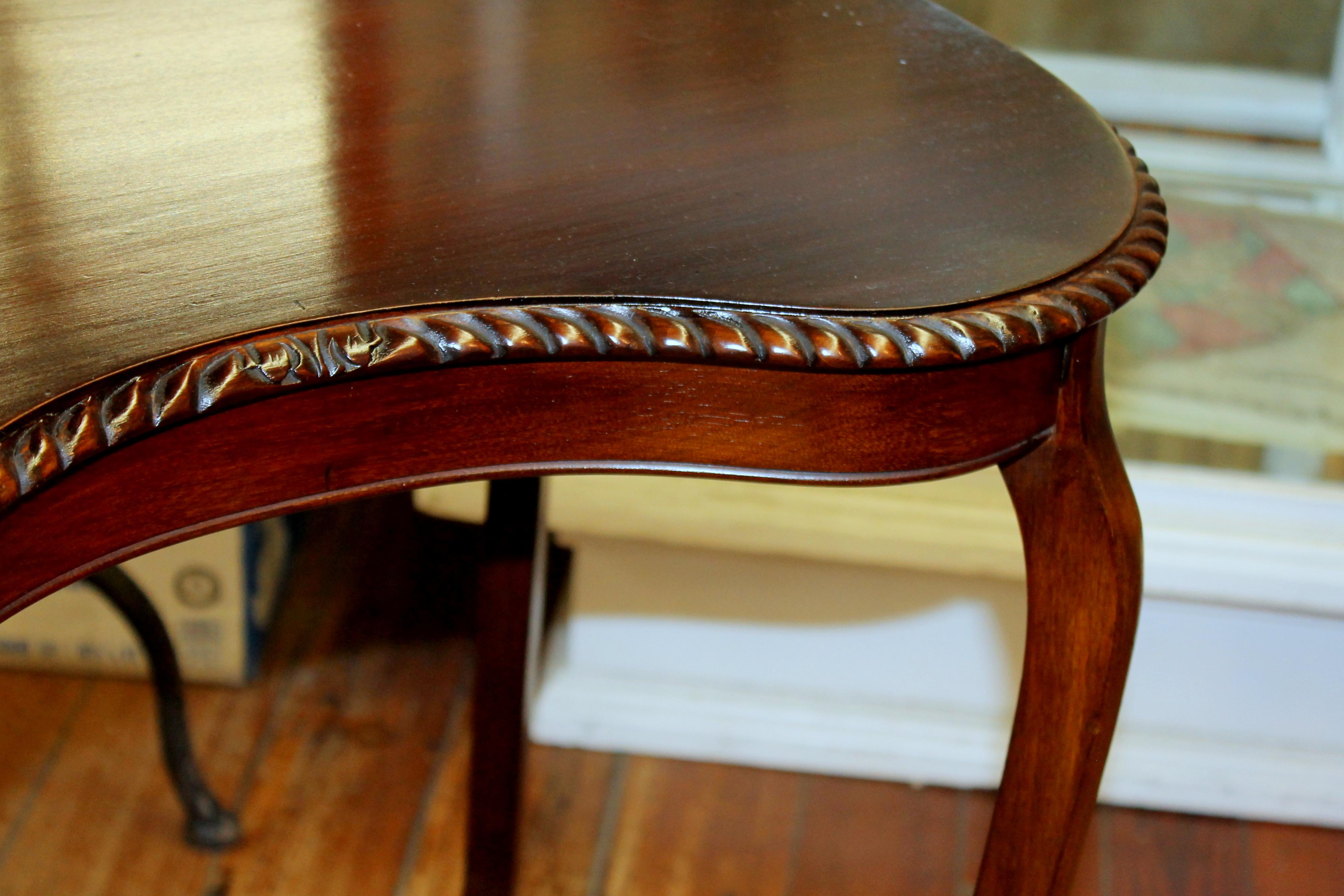 Hand-Carved Old English Hand Carved Mahogany Gadroon Edge Kidney Shape Occasional Table