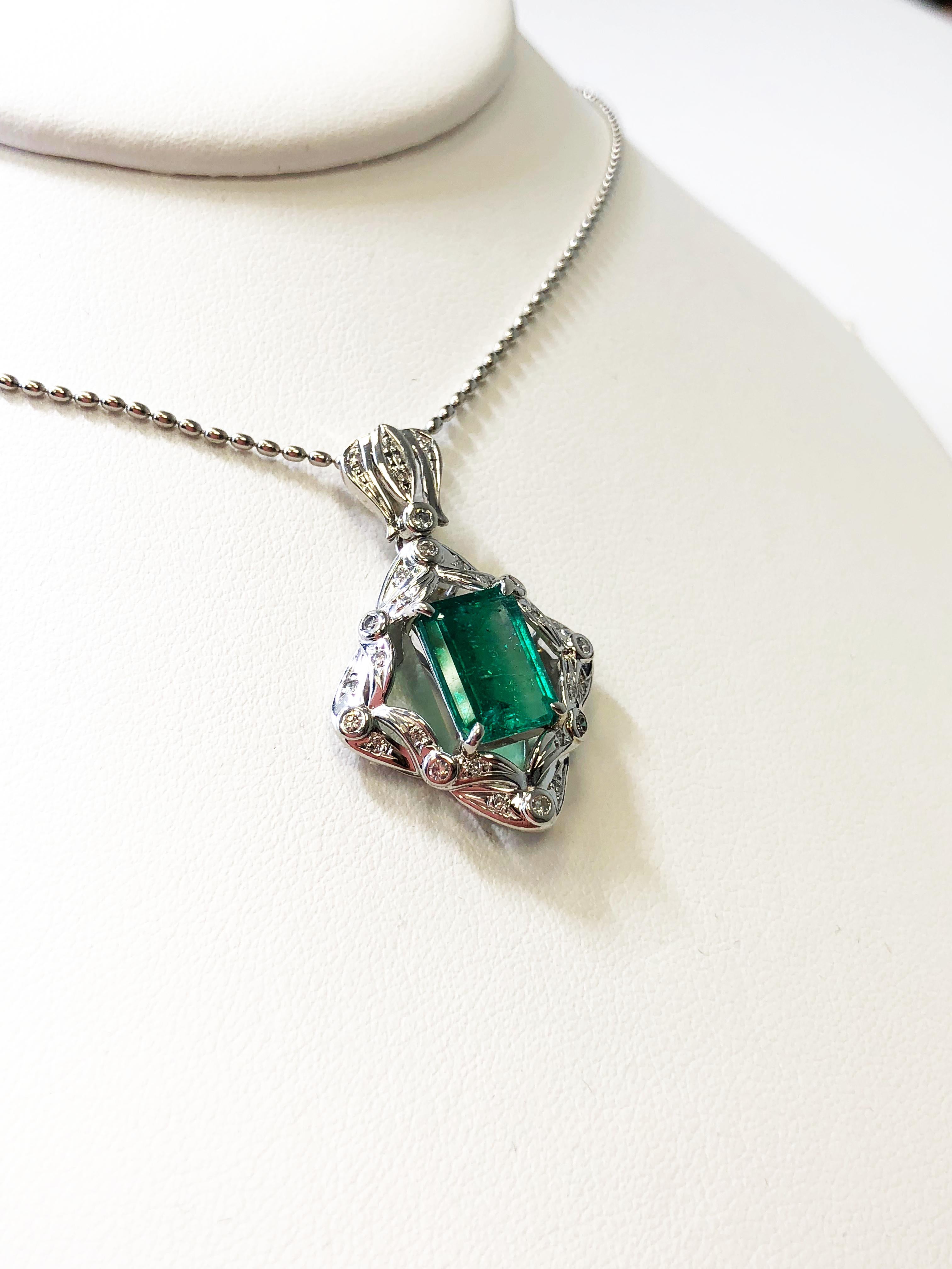 Old English Inspired Emerald Cut Emerald and White Diamond Necklace in Platinum In New Condition In Los Angeles, CA