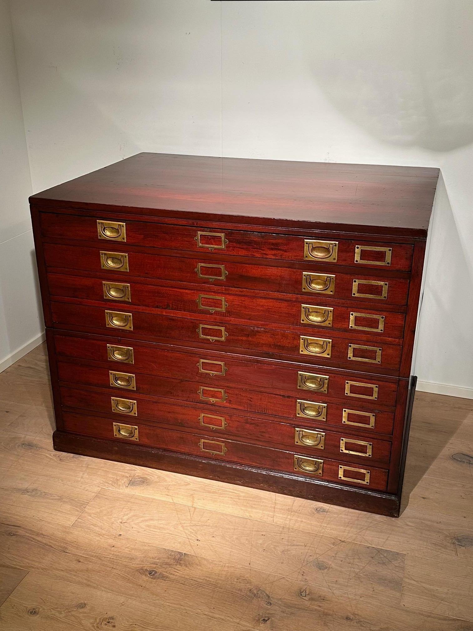 Beautiful old  map cabinet in original and good condition. Ready for daily use. It has a wonderful, weathered appearance. As is typical of this type, it consists of two parts. Ideal for maps, prints, collections, etc.

Origin: England
Period: Circa