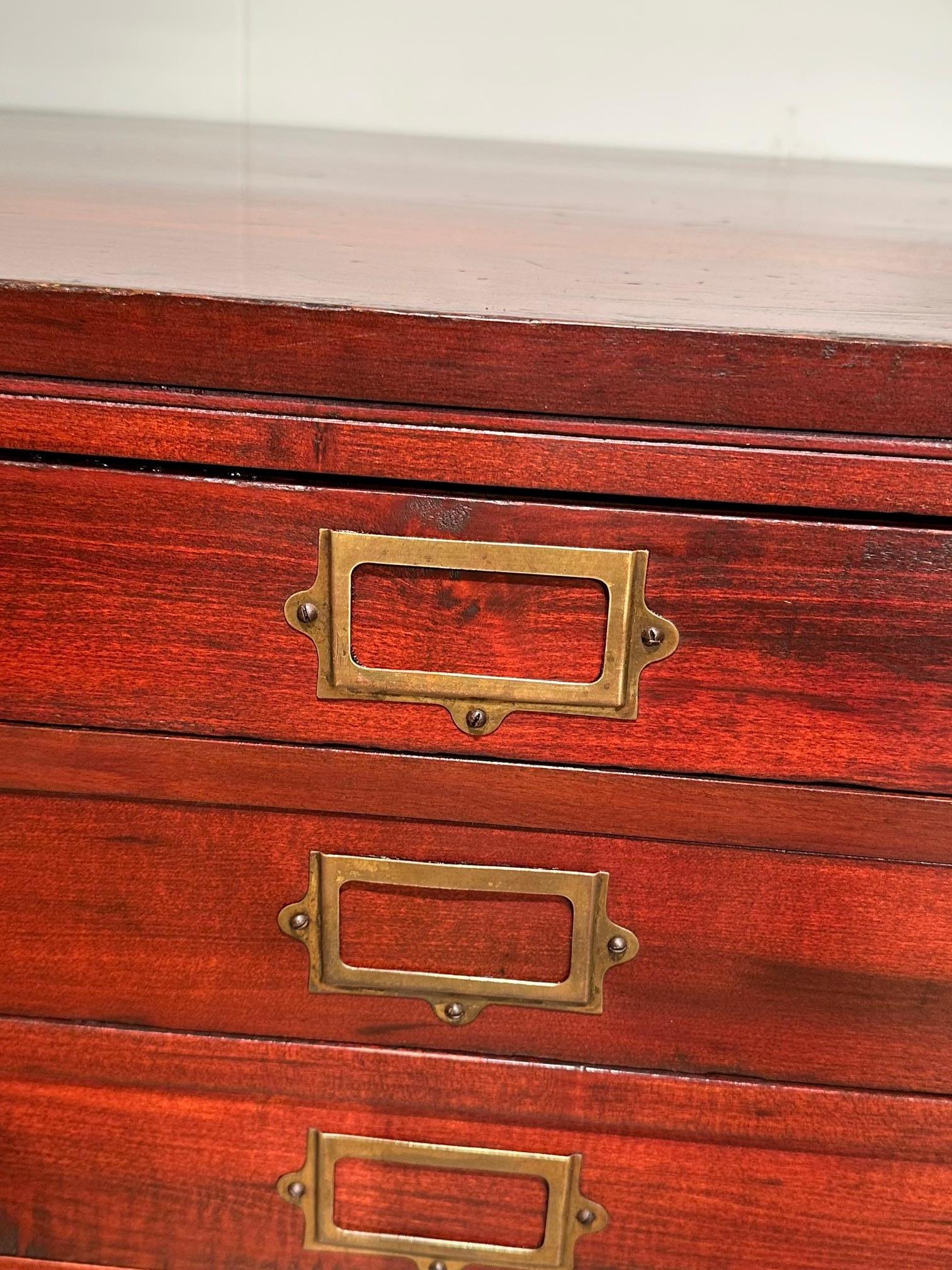 Old English map chest In Good Condition For Sale In BEEKBERGEN, NL