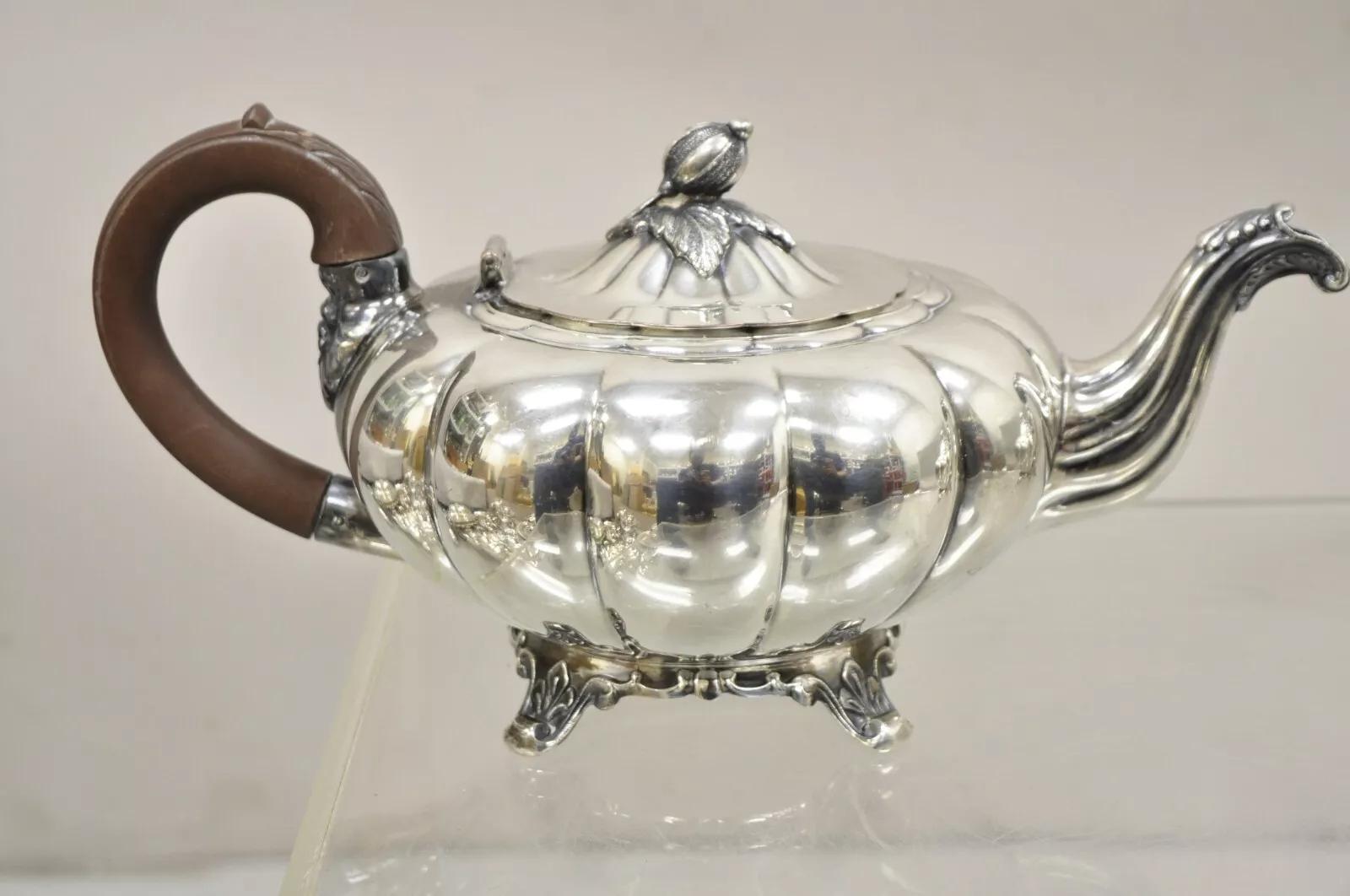 Set da caffè Old English Melon Community Plate placcato in argento TN - Set da 2 PC. Caratteristiche dell'articolo  (1) caffettiera, (1) zuccheriera con coperchio, manici in repousse floreale, manico in legno marrone, marchio originale, set antico
