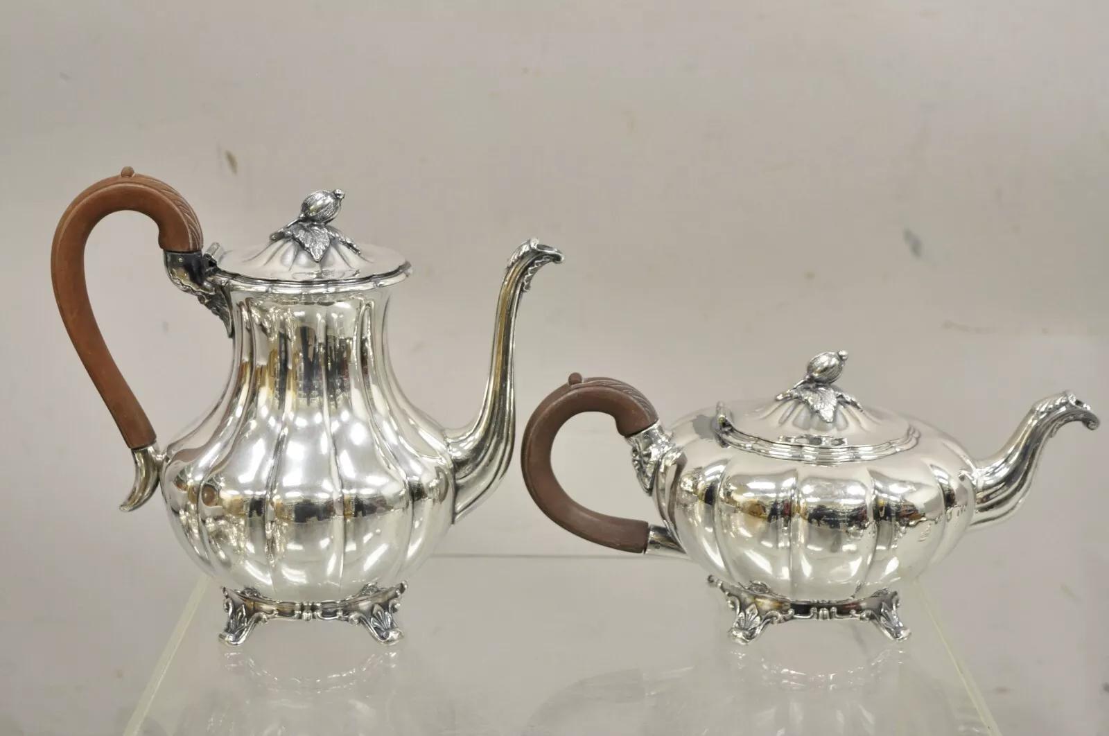Set da tè e caffè Old English Melon Community Plate placcato in argento - Set da 4 pezzi. L'articolo comprende (1) teiera, (1) caffettiera, (1) lattiera, (1) zuccheriera con coperchio, manico in repousse floreale, manici in legno marrone, marchio