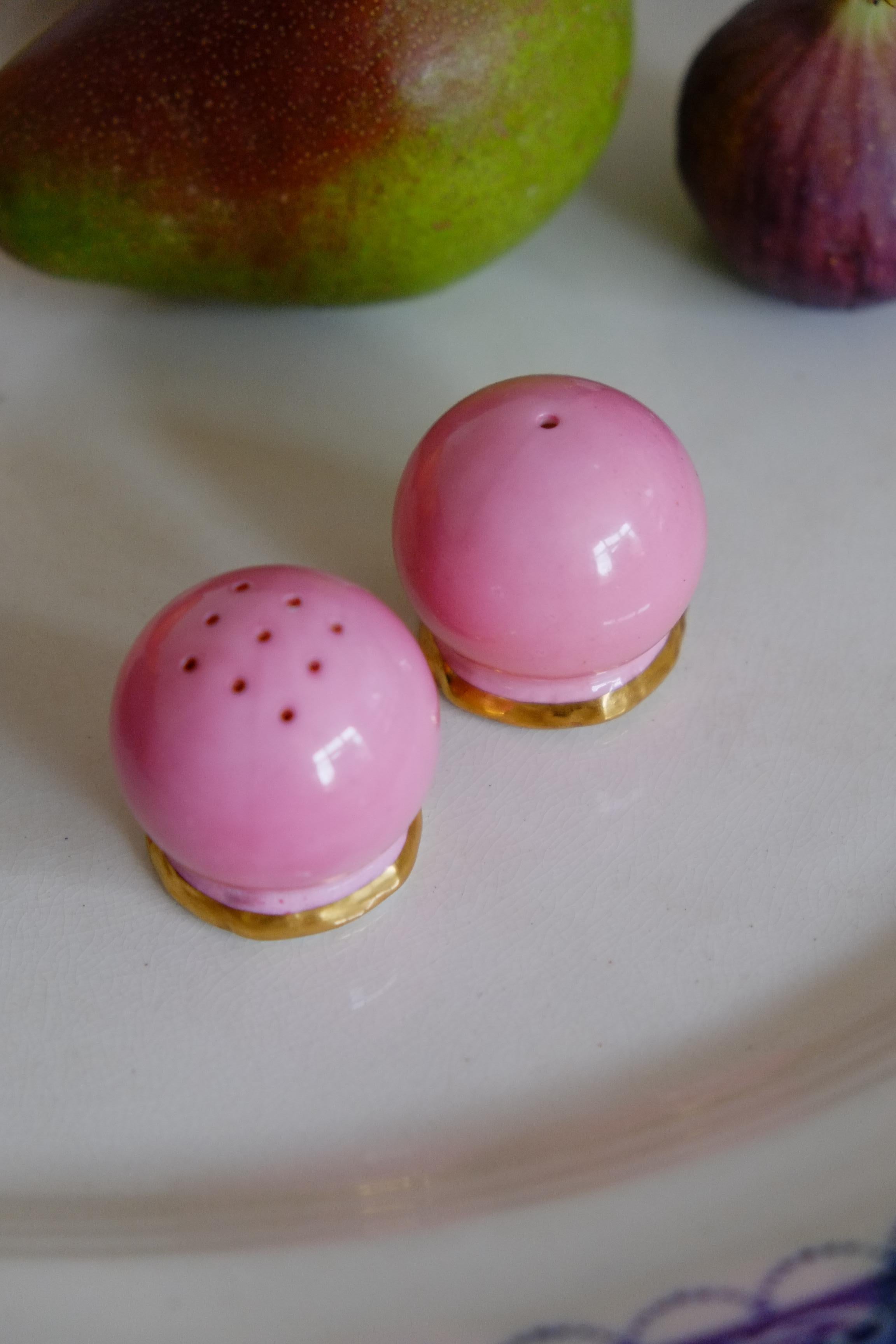The most beautiful miniature salt and pepper shakers by Paragon. This set is from the mid 20th century, 1940 - 1950. Made in fine porcelain and finished with a beautiful raspberry pink glaze and a handpainted 22ct gold trim. The perfect finishing