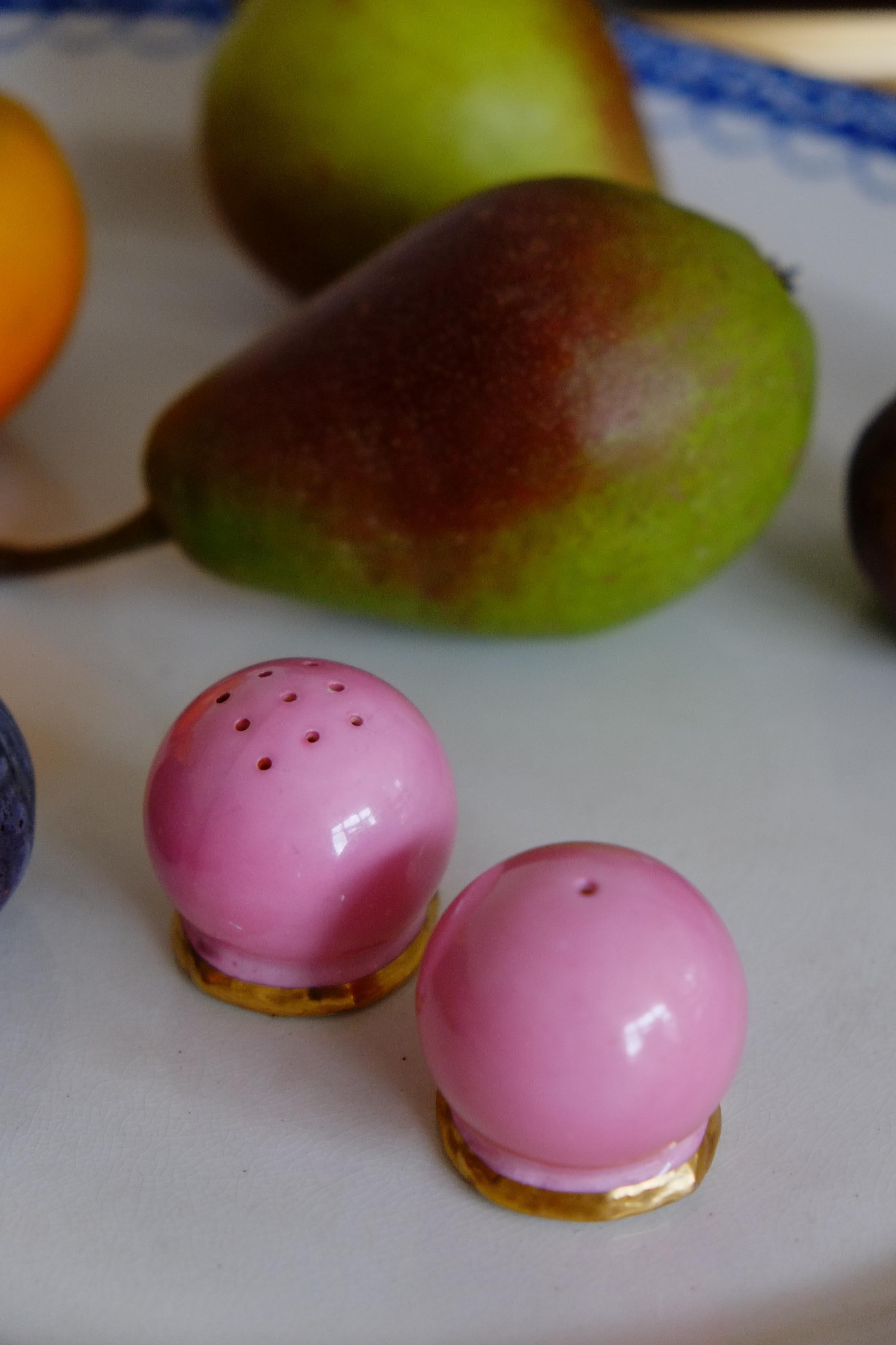 Old English Miniature Pink Porcelain Salt and Pepper Shakers with 22ct Gold In Good Condition For Sale In Leicester, GB
