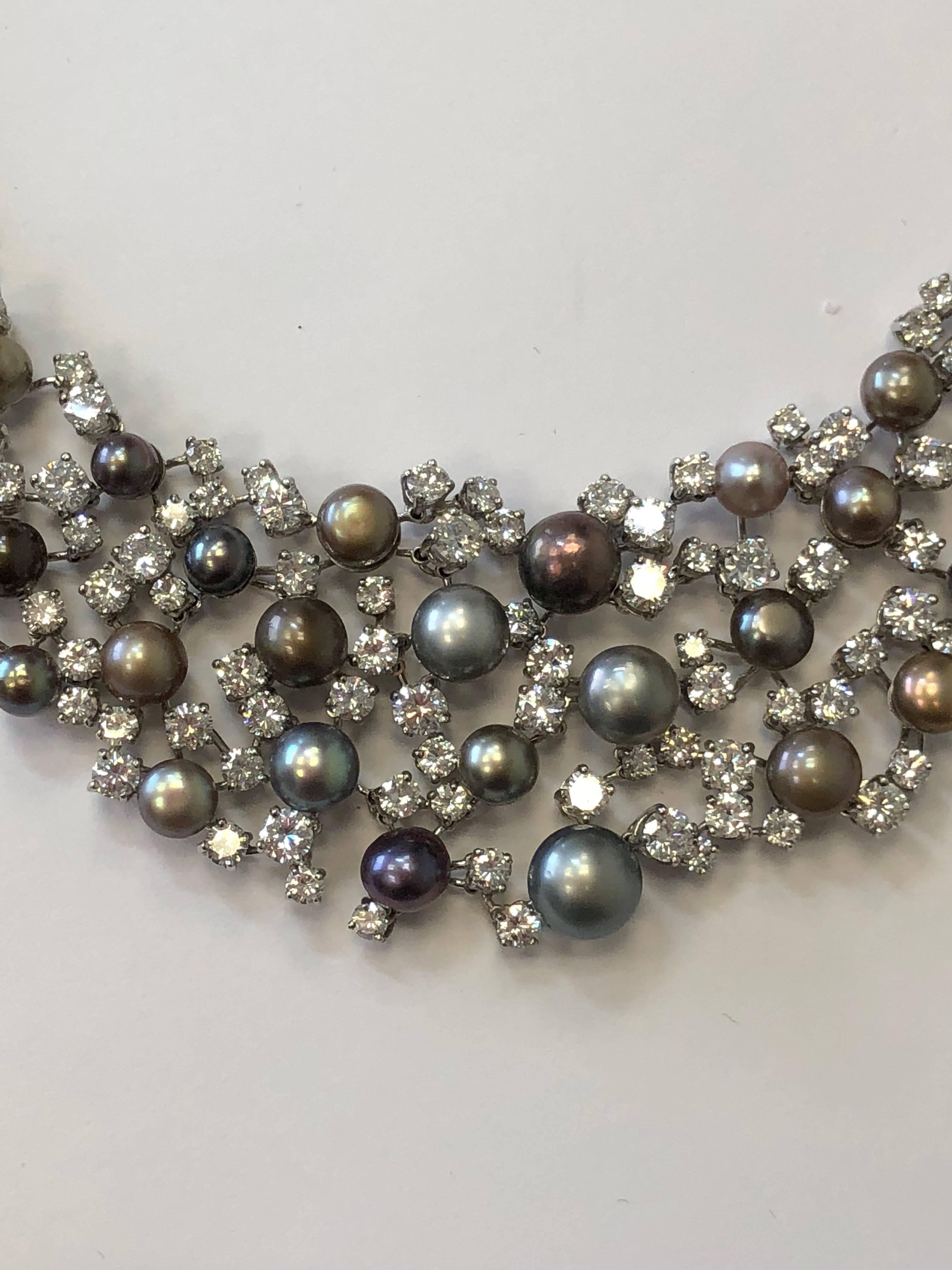 60 natürliche graue runde Perlen mit weißen Diamanten in Platin.  Diese wunderschöne Old English Halskette ist 15