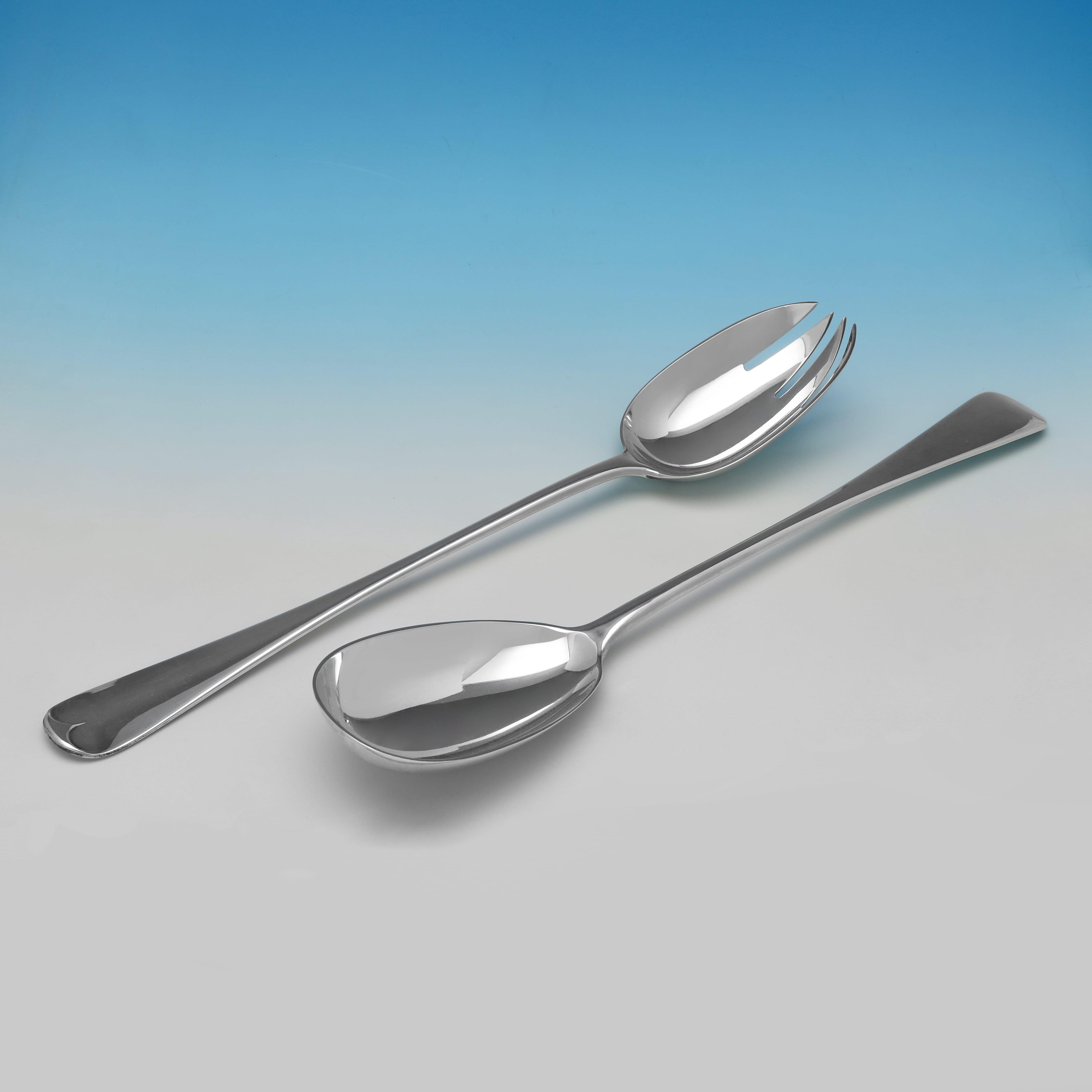 Poinçonnée à Londres en 1911 par Goldsmiths & Silversmiths Co, cette paire de couverts à salade en argent sterling d'époque George V est présentée dans sa boîte d'origine. Chaque serveur mesure 28 cm de large et 5 cm de profondeur, et la paire pèse