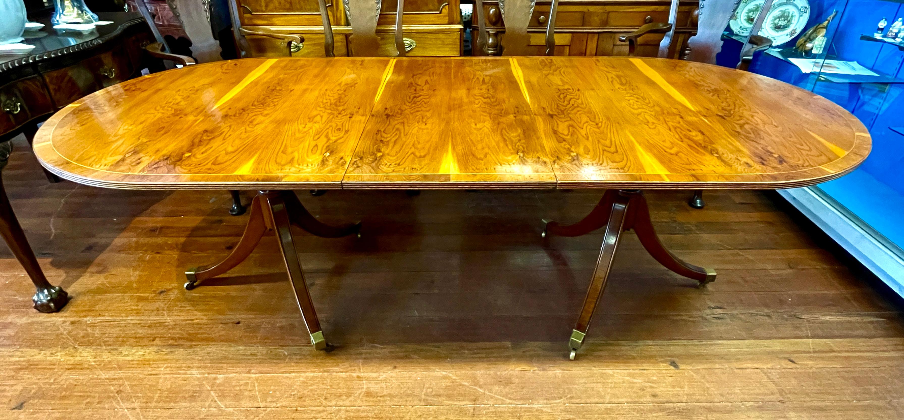Ancien anglais Reprod. Table de salle à manger de style Sheraton en bois d'if marqueté, taille cottage en vente 4