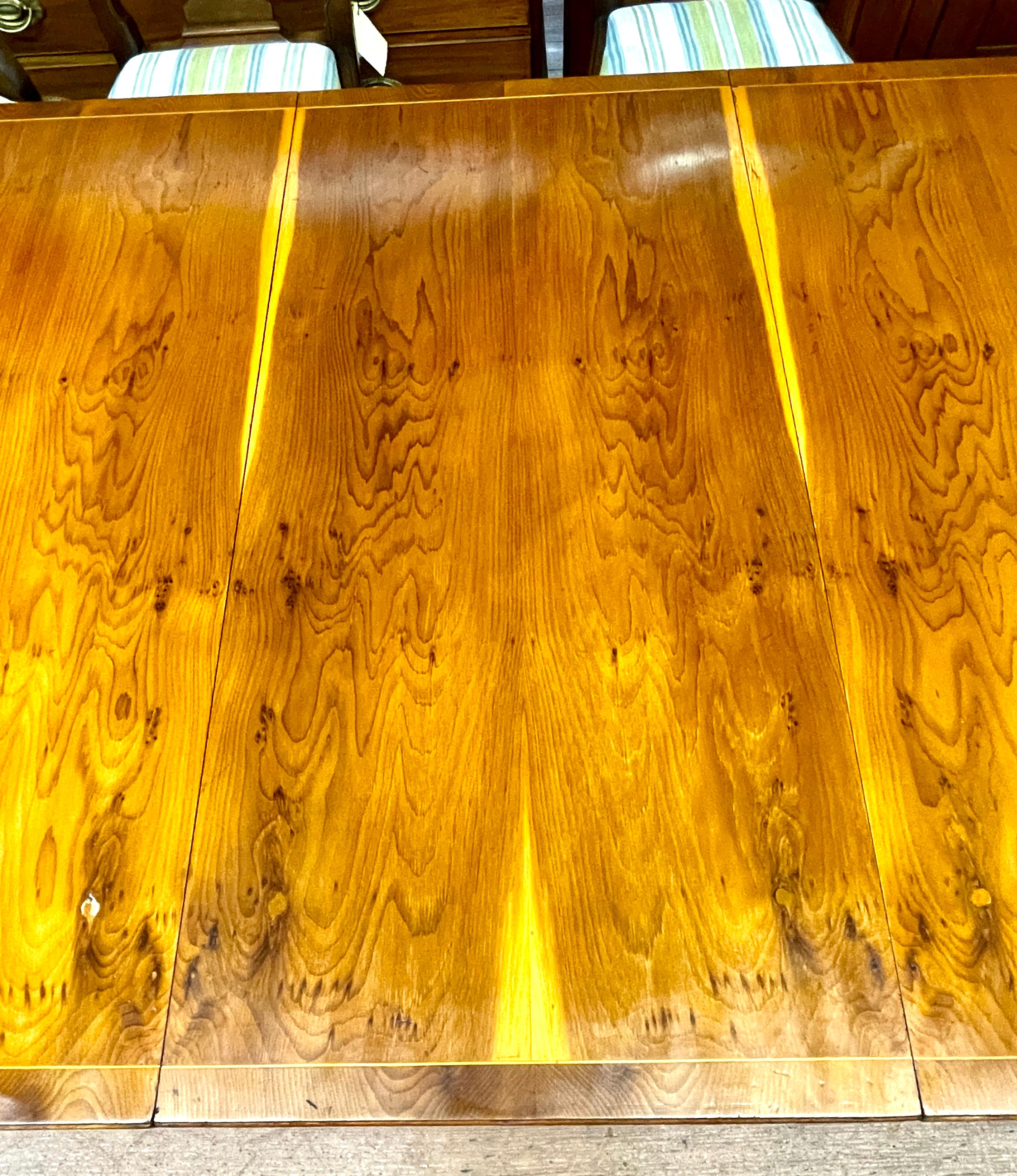 Magnifique reproduction anglaise en bois d'if marqueté de style Sheraton, avec deux pieds et un abattant, pour une table de salle à manger de style cottage.  Les piédestaux ont trois pieds évasés et sont également plaqués de bois d'if sur le dessus