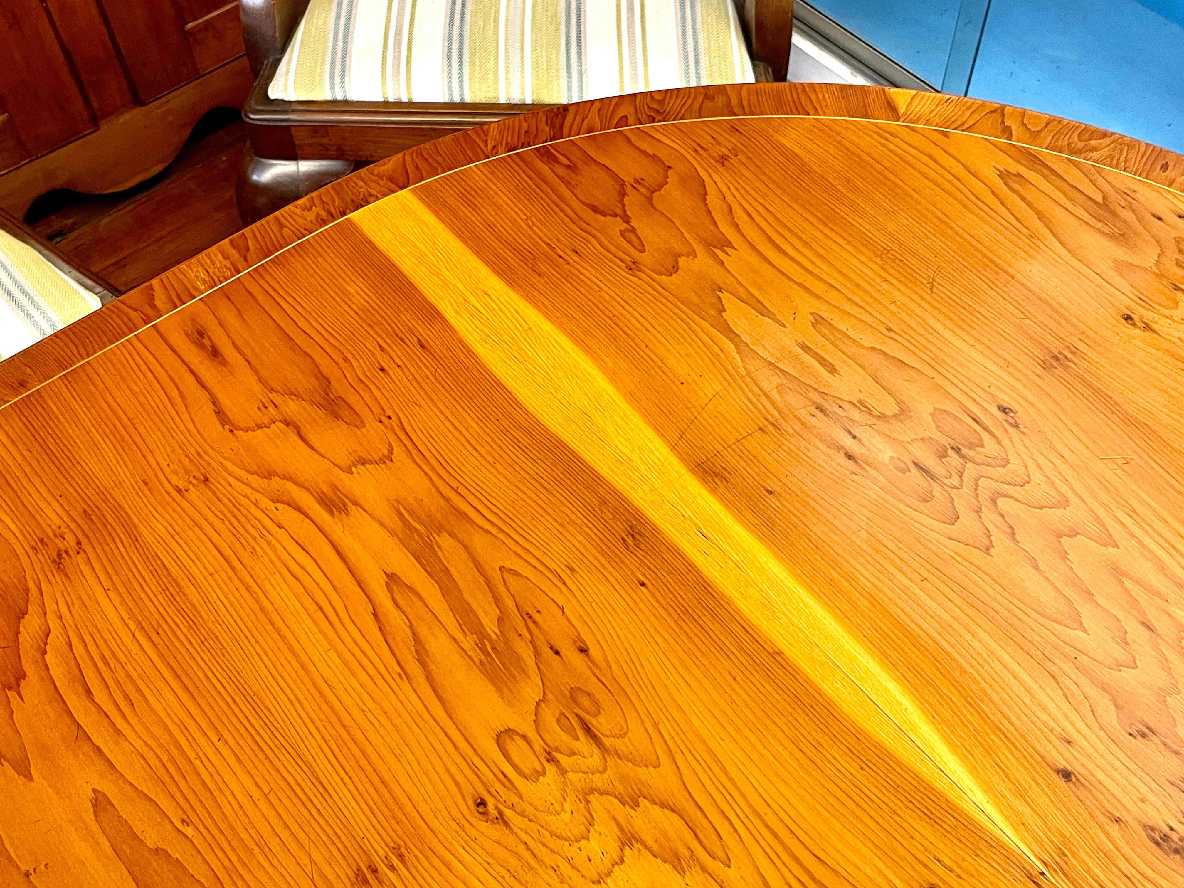 Anglais Ancien anglais Reprod. Table de salle à manger de style Sheraton en bois d'if marqueté, taille cottage en vente