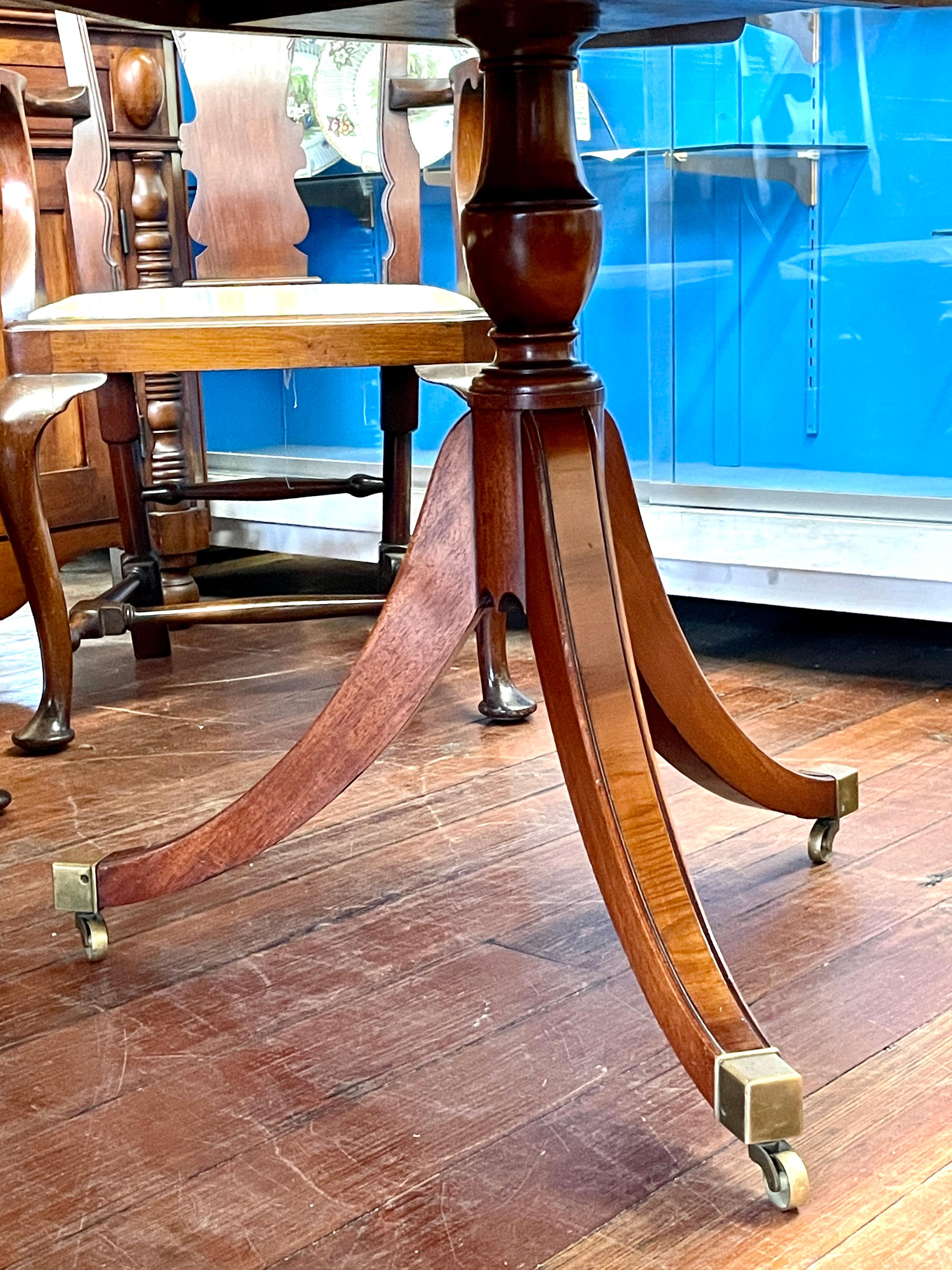 20ième siècle Ancien anglais Reprod. Table de salle à manger de style Sheraton en bois d'if marqueté, taille cottage en vente