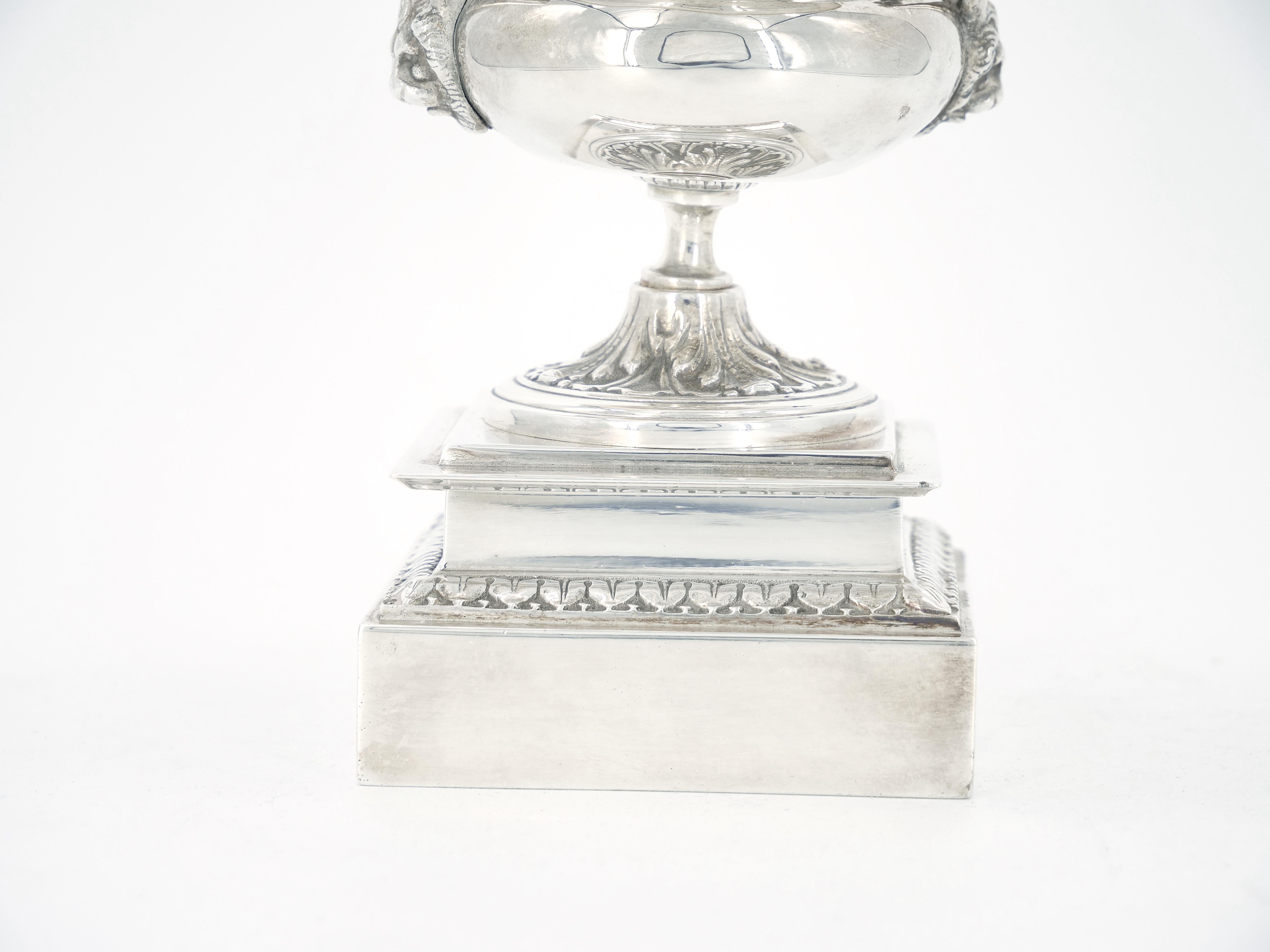 Old English Sheffeild Silver Plate Small Decorative Urn / Vase In Good Condition For Sale In Tarry Town, NY