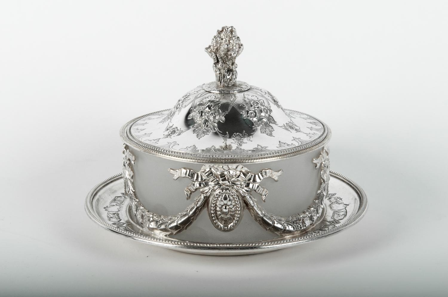 Old English Sheffield silver plated tableware dish with frosted holding glass insert & exterior design details. The piece is in great condition, minor wear. The dish stands about 6 inches high x 8 inches diameter.