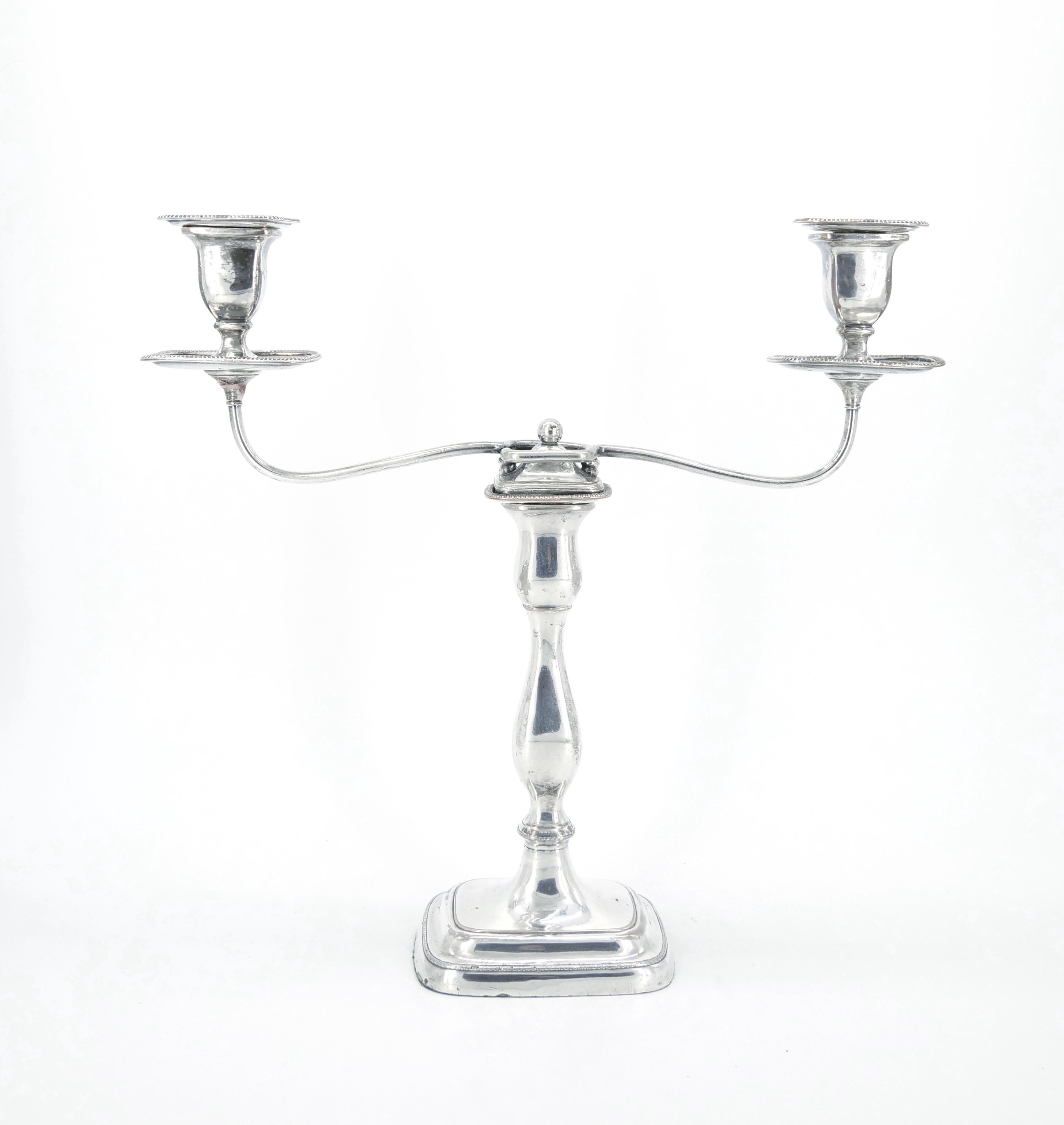 Paire de chandeliers de table en métal argenté Old English Sheffield avec deux béliers Bon état - En vente à Tarry Town, NY