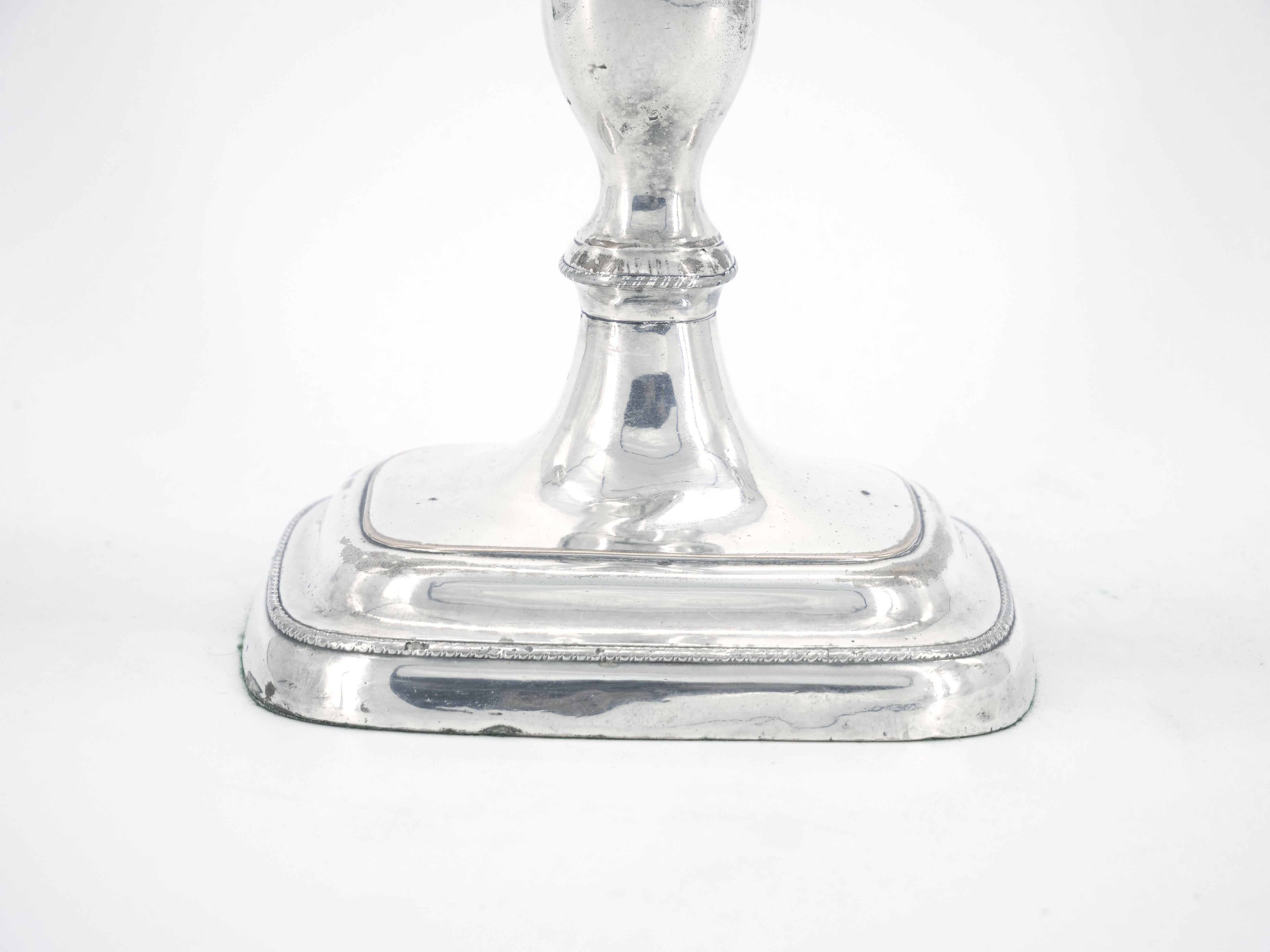 Début du XIXe siècle Paire de chandeliers de table en métal argenté Old English Sheffield avec deux béliers en vente
