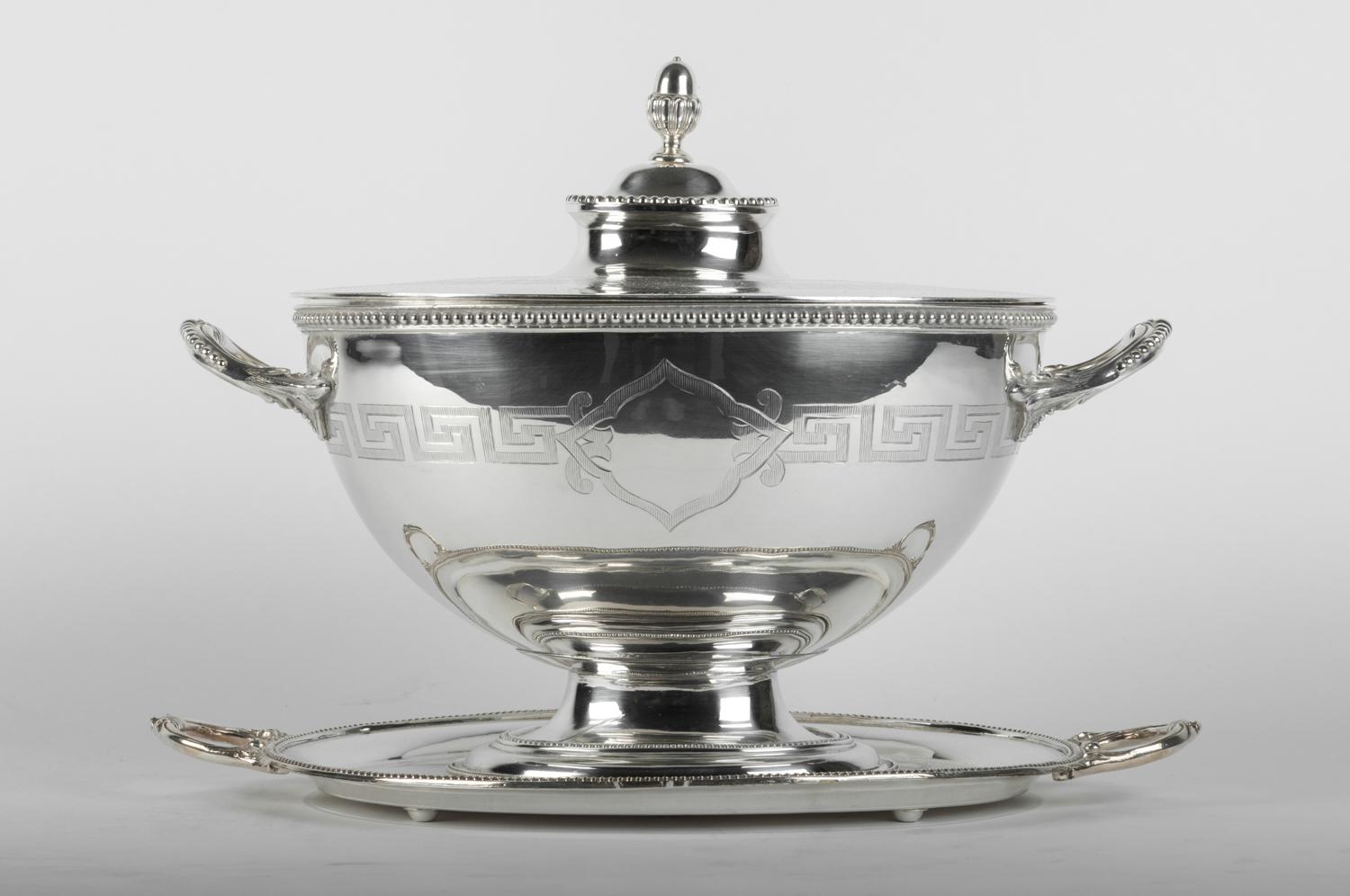 Old English Sheffield silver plated on copper three pieces covered tureen with two sides handle / holding tray. The covered tureen is in great vintage condition, minor wear consistent with age / use. Maker's mark undersigned. The covered tureen