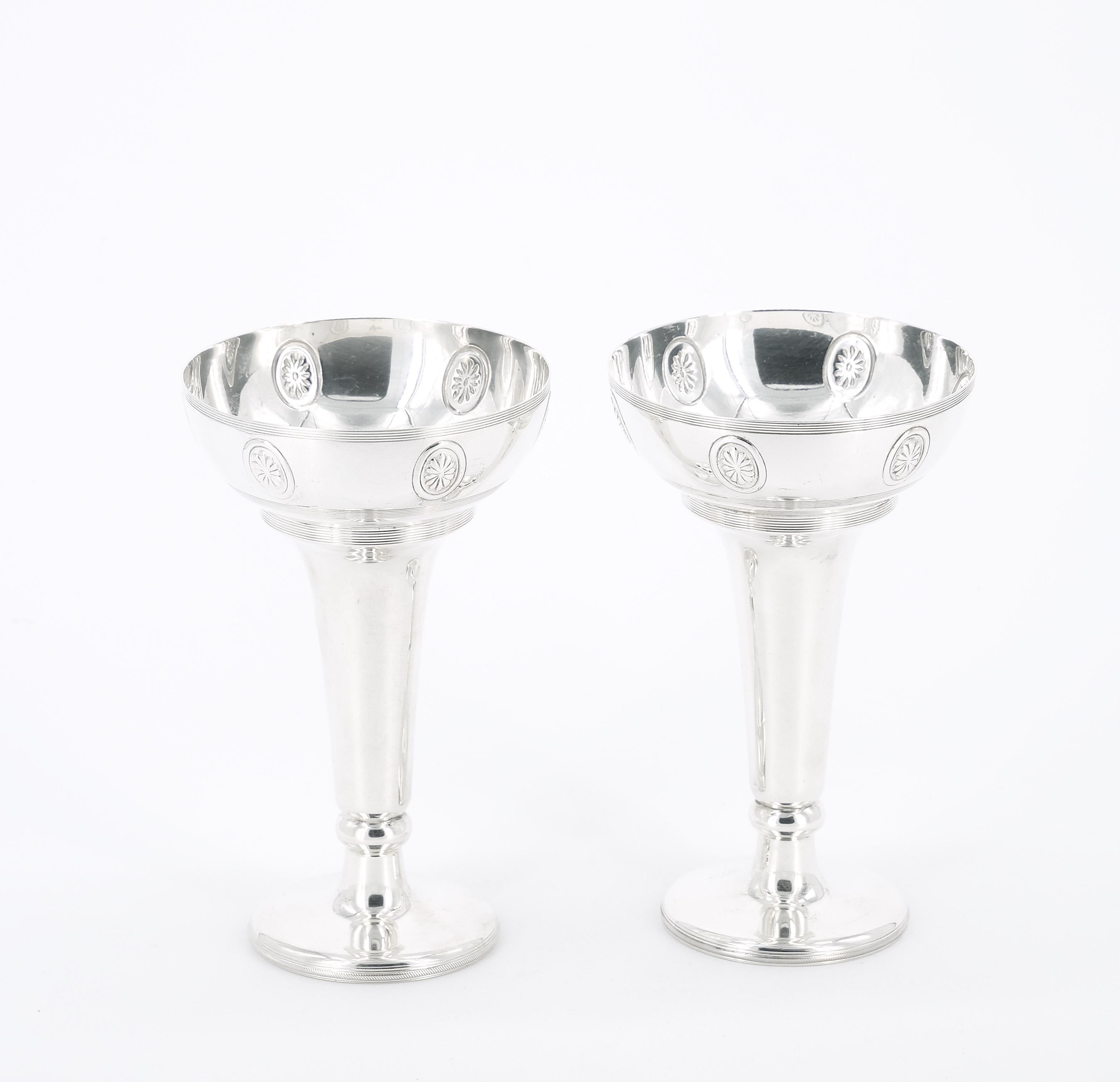 Questa splendida coppia di vasi di gemme Old English Sheffield placcati in argento incarna l'eleganza e la maestria dell'artigianato tradizionale inglese. Ogni vaso è splendidamente disegnato in una classica forma a tromba, con una ciotola