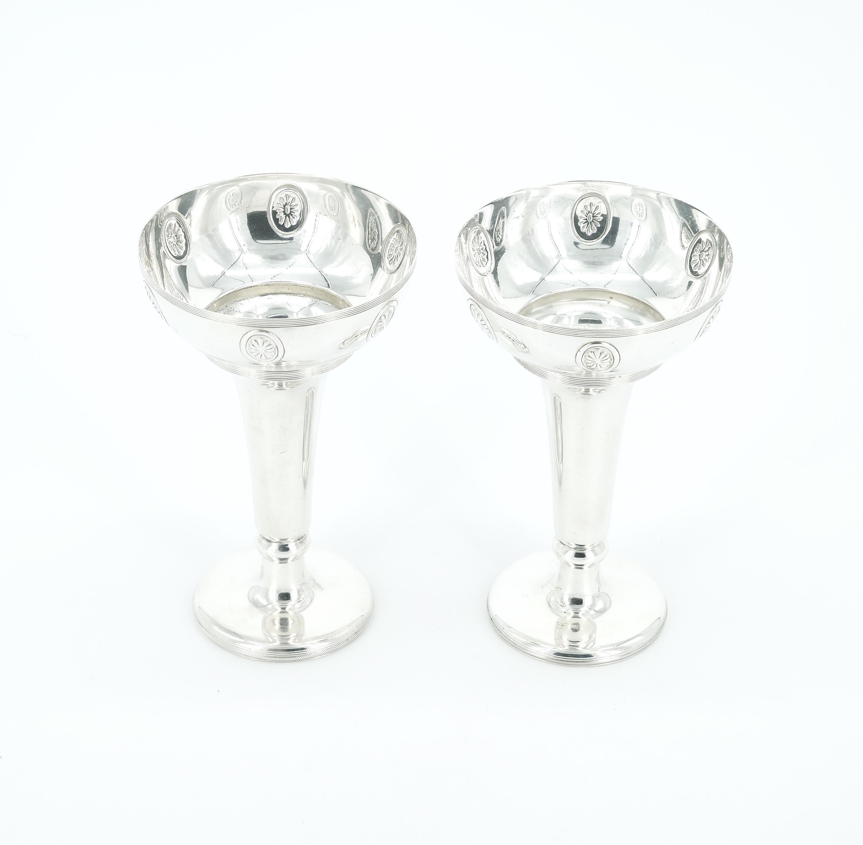 Inglese Coppia di vasi decorativi Old English Sheffield placcati in argento in vendita
