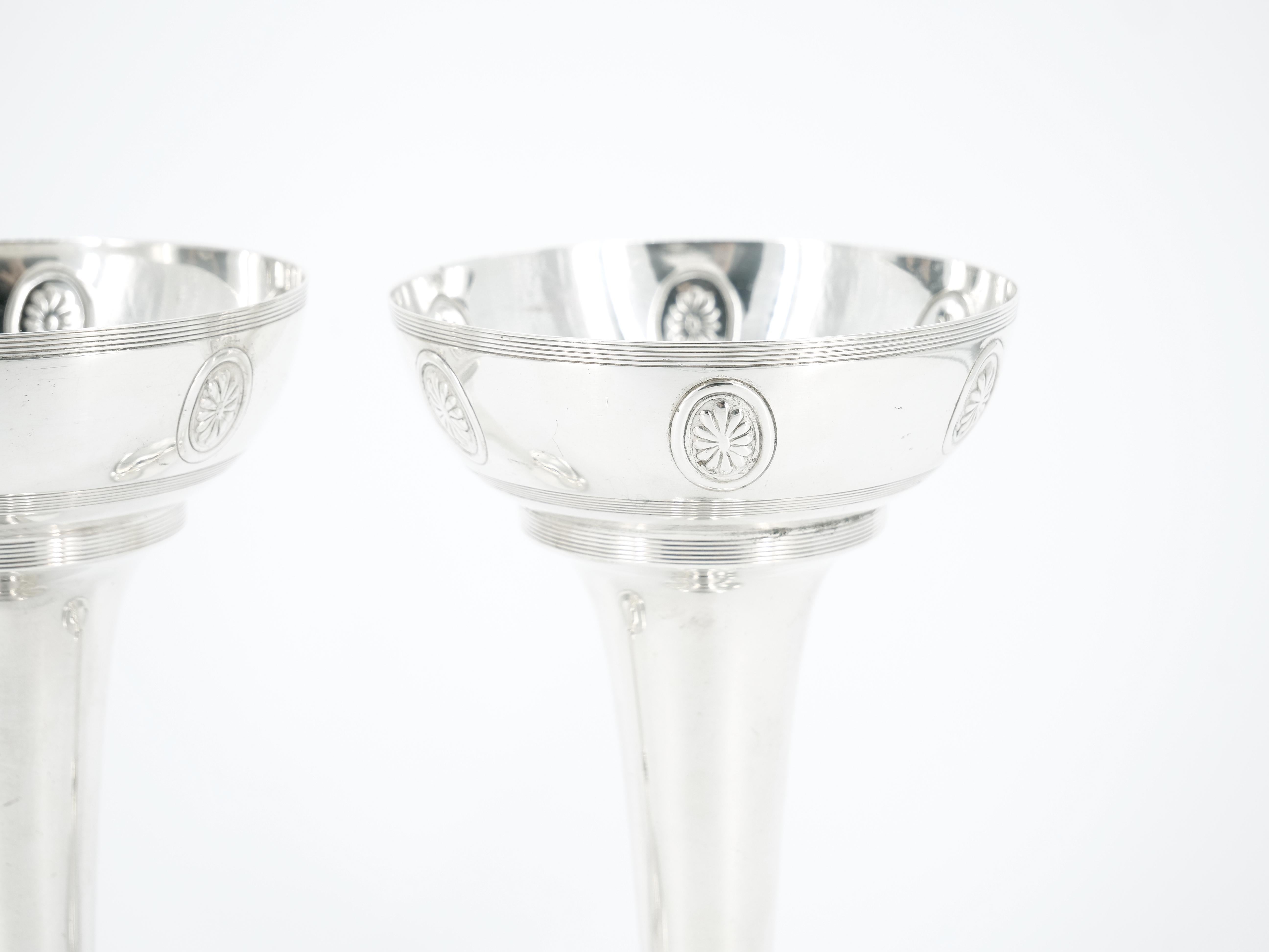 Fine XIX secolo Coppia di vasi decorativi Old English Sheffield placcati in argento in vendita