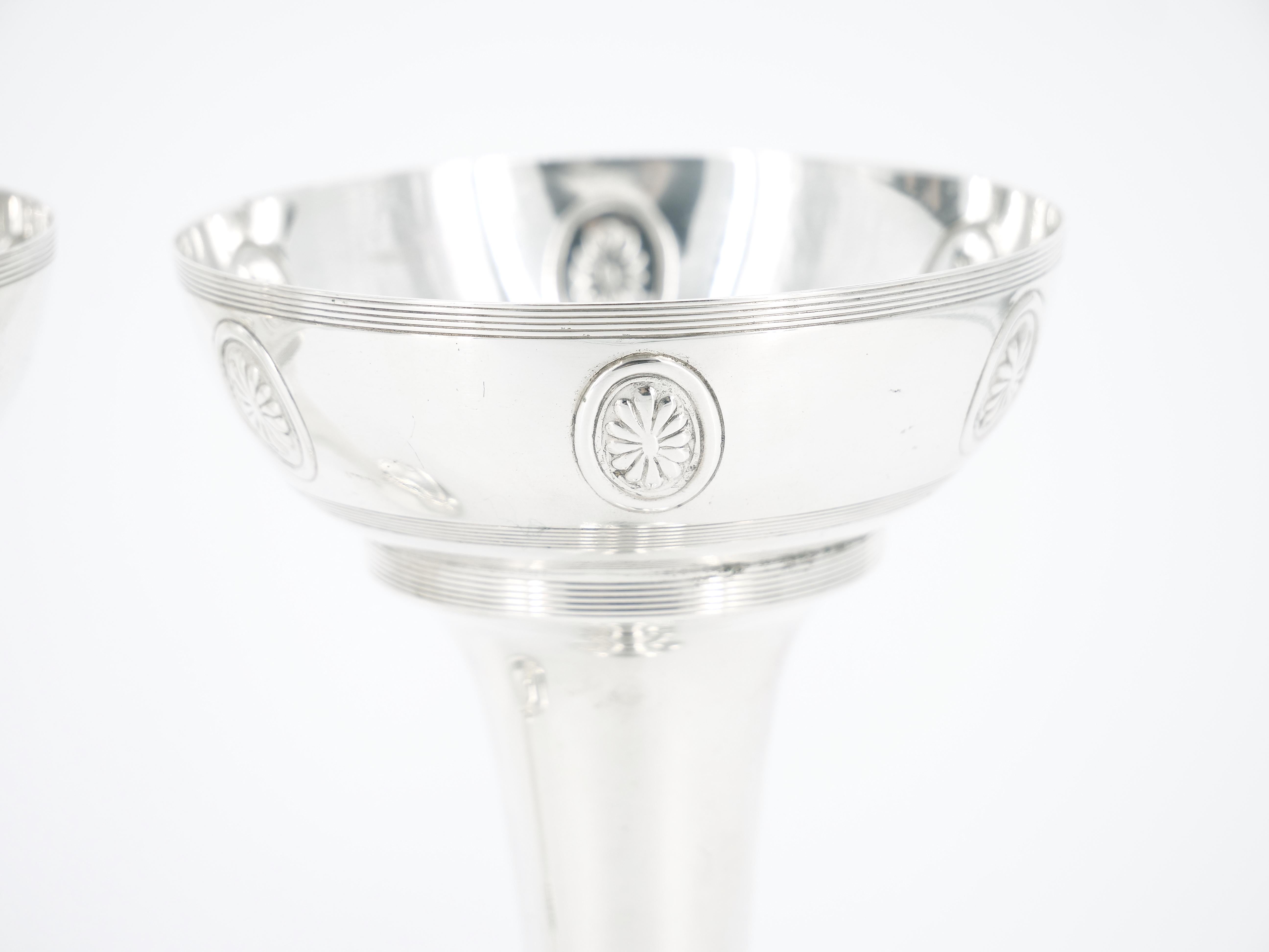 Placcato argento Coppia di vasi decorativi Old English Sheffield placcati in argento in vendita