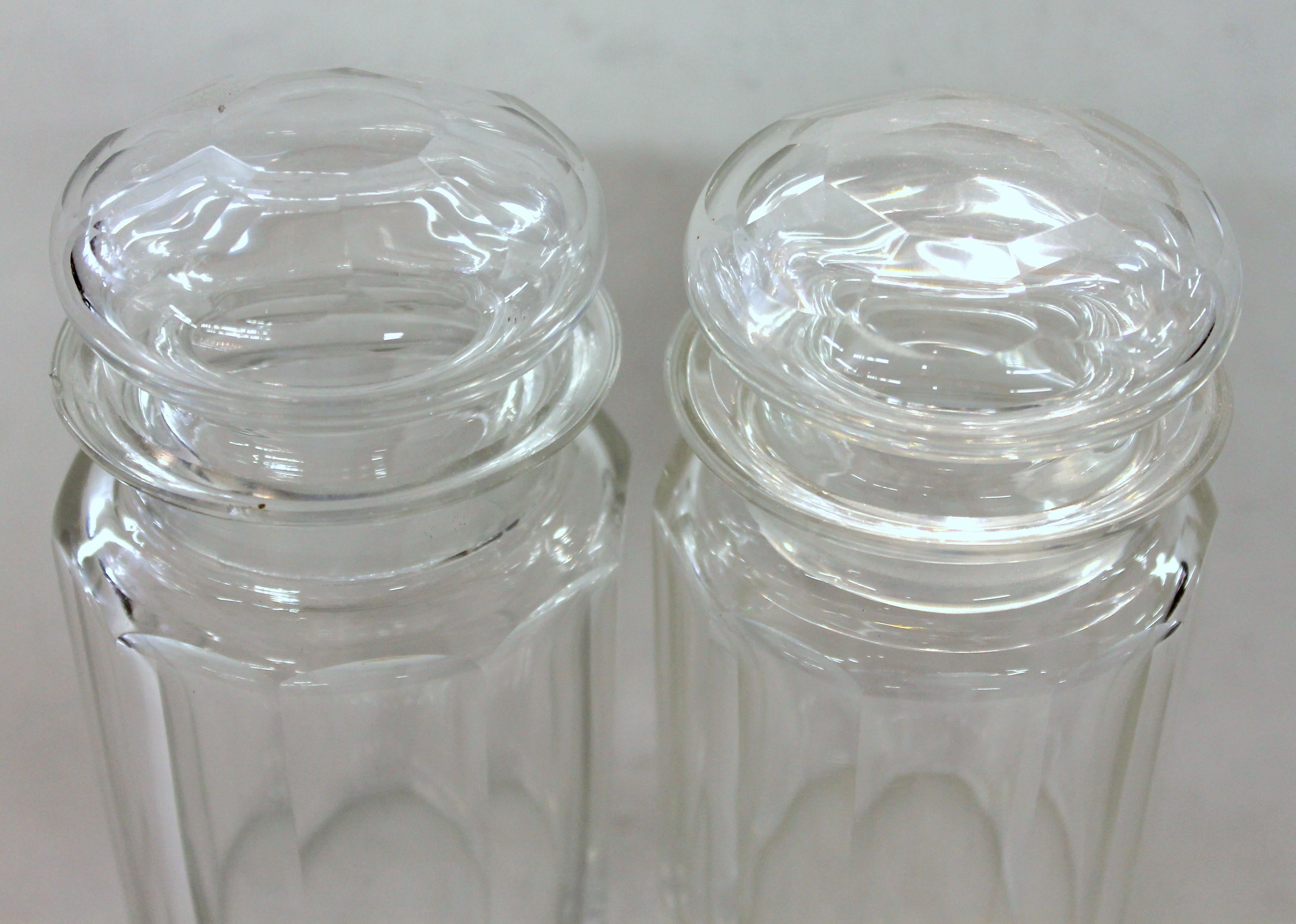 Juego de encurtidos de doble tarro de cristal tallado a mano de gran calidad
Marcas del fabricante para plateros con garantía real, Elkington & Co., Birmingham, con marca de fecha cifrada original de 1884
Se observan pequeños desconchones en el