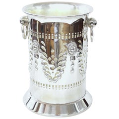 Porte-bouteilles de syphon ou de bouteille de vin en argent ancien de style « Adam » ciselé à la main