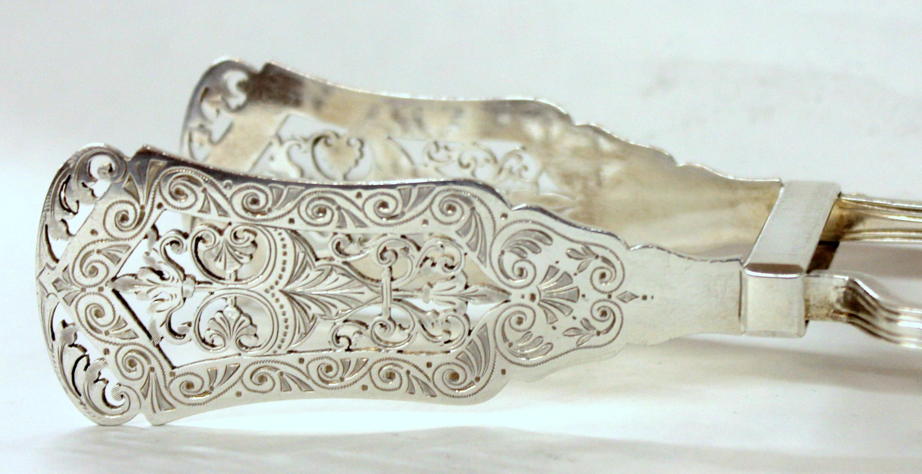 Old English Silver Plate Hand Engraved and Pierced Asparagus or Sandwich Tongs In Good Condition In Charleston, SC