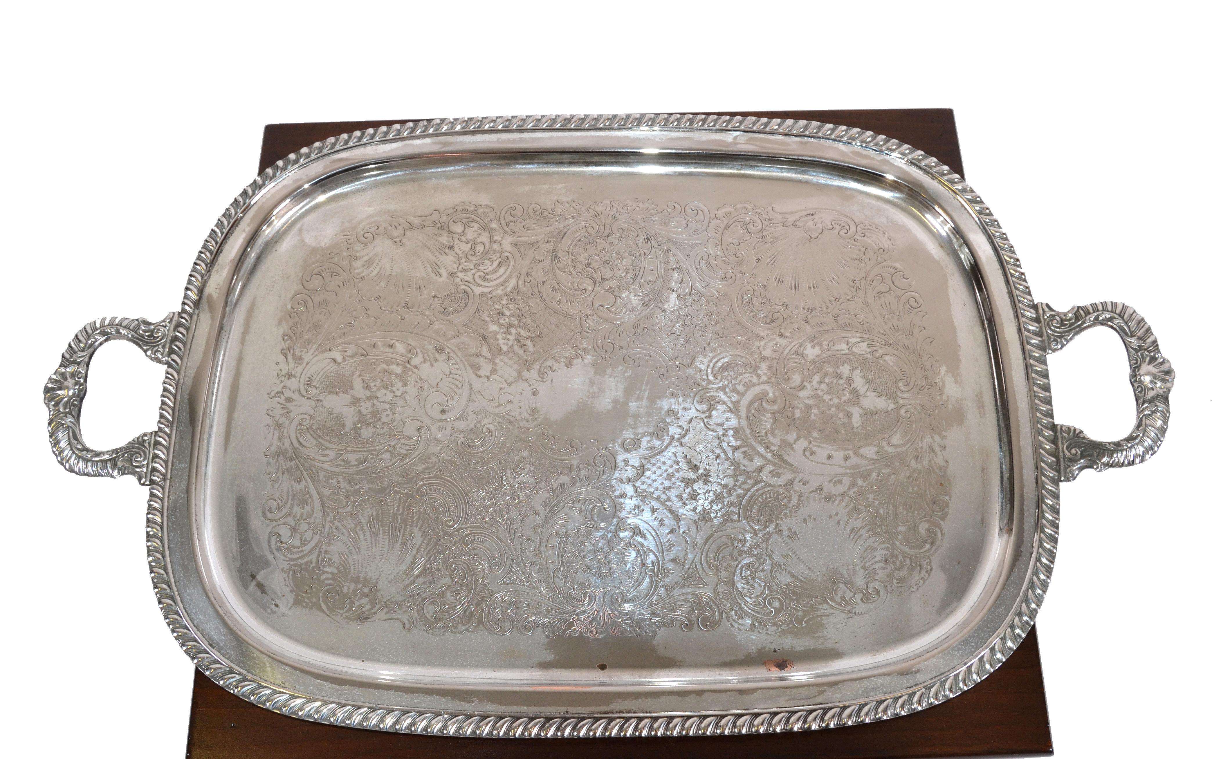 Old English Silver Plate Ornate Rectangular Footed Serving Tray with Handles.  (Britisch Kolonial) im Angebot