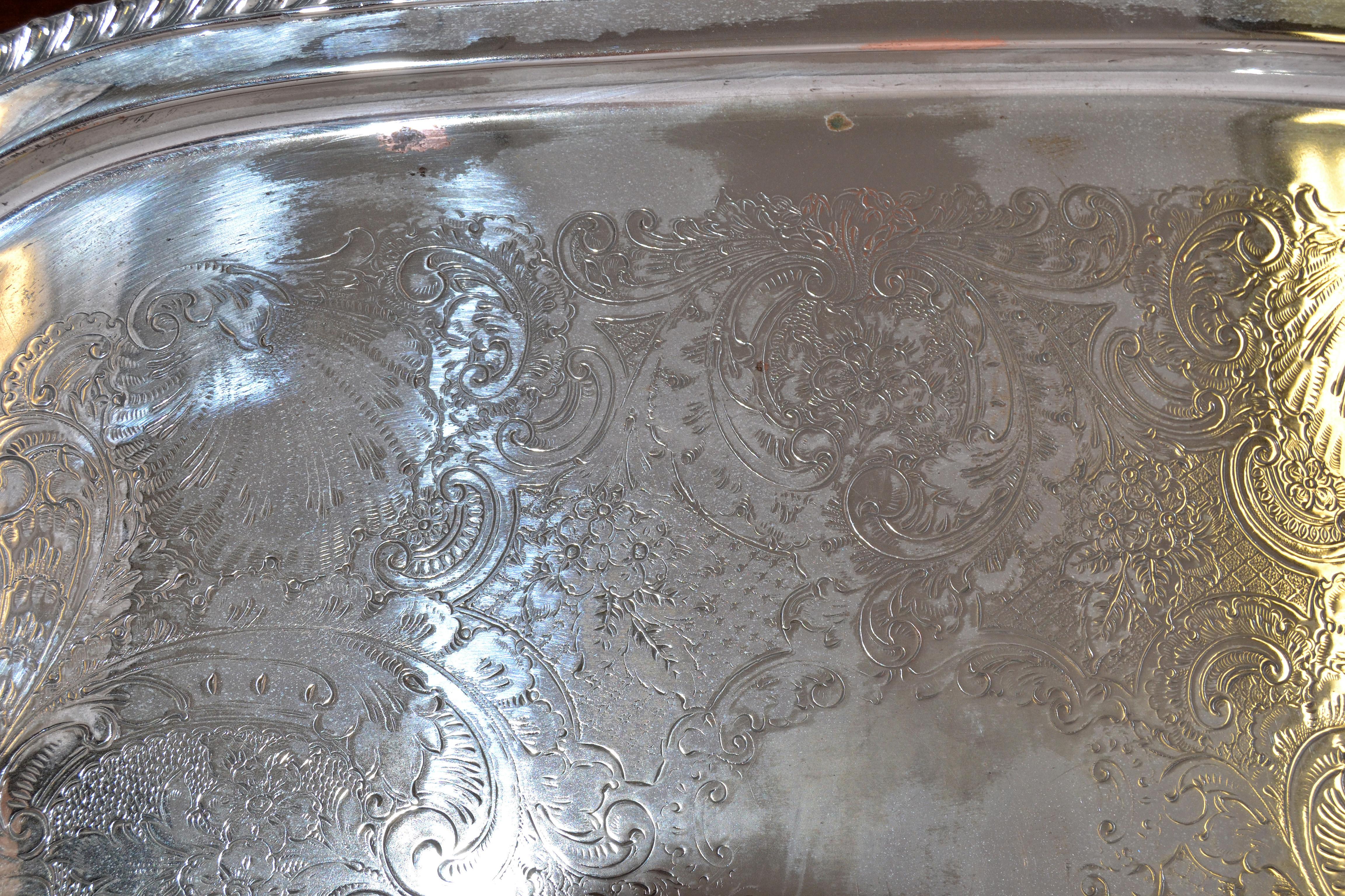 Old English Silver Plate Ornate Rectangular Footed Serving Tray with Handles.  (Mitte des 20. Jahrhunderts) im Angebot
