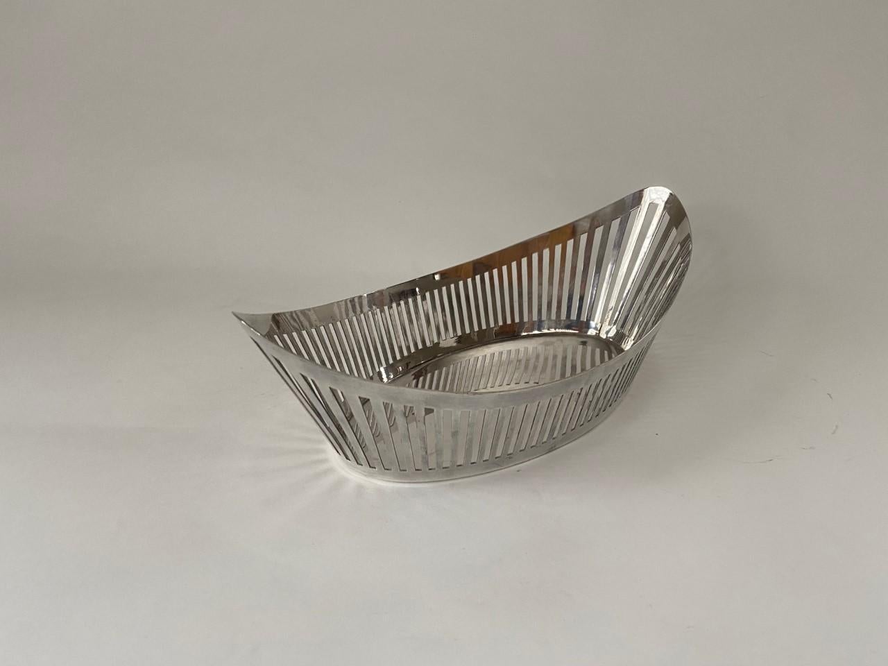 Old English Silver Plate Pieced Bread Basket In Good Condition For Sale In North Salem, NY
