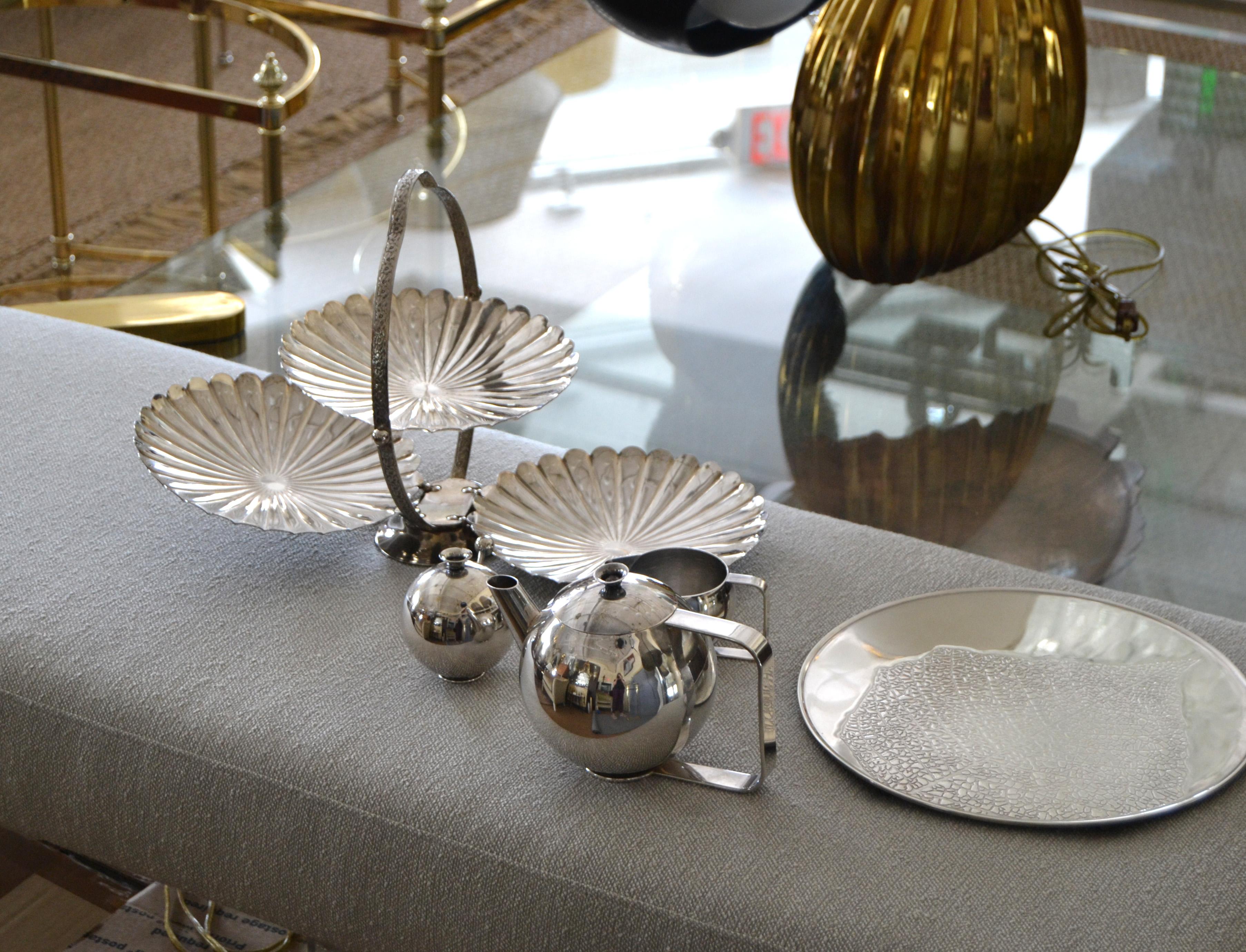 50s Old English Silver Plate Six Pieces Tea Coffee Service on Round Serving Tray en vente 7