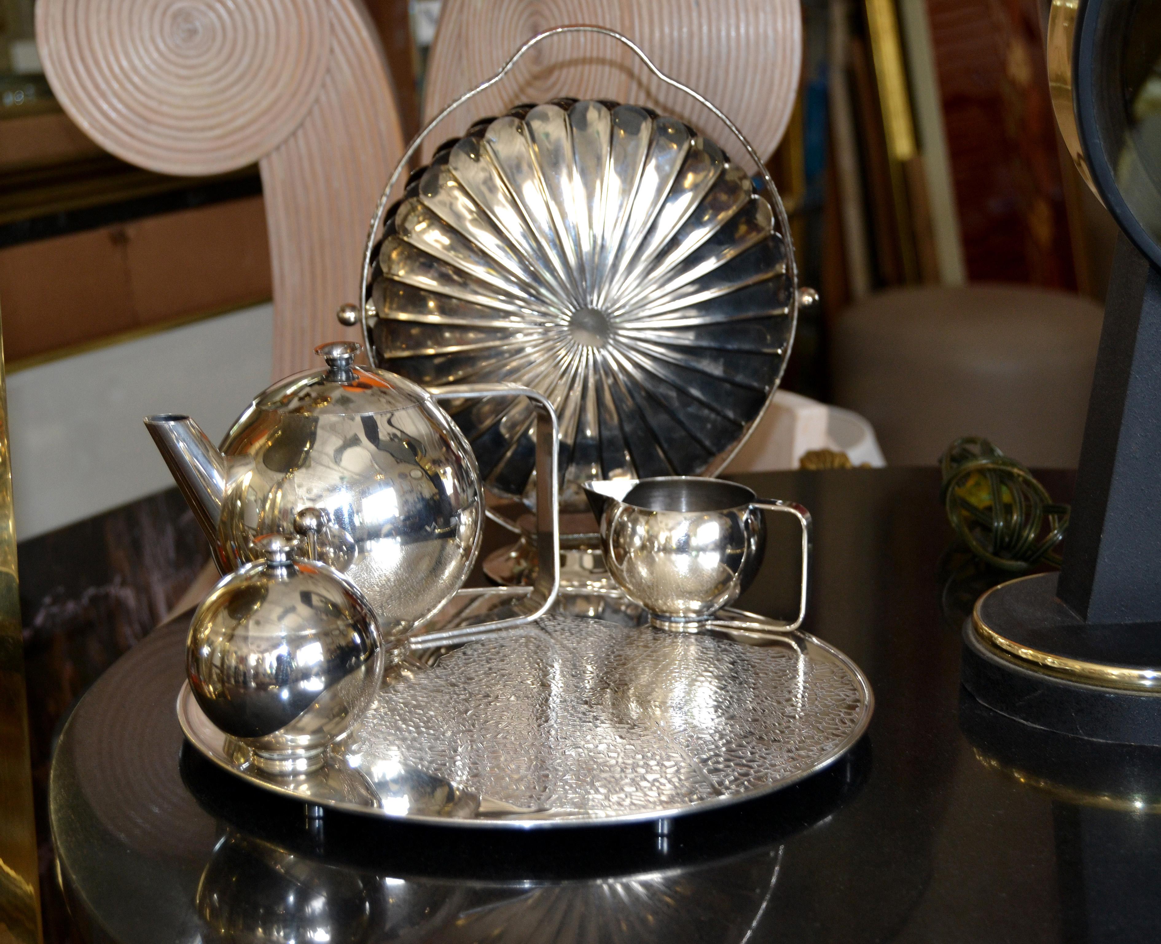 Old English silver plate six pieces tea / coffee service on a round tray.
All marked R-MET and the decorative 3-tier tray with made in England.
Round serving tray has 10.75 inches diameter and is 1.63 inches high.
The teapot measure 5 inches high