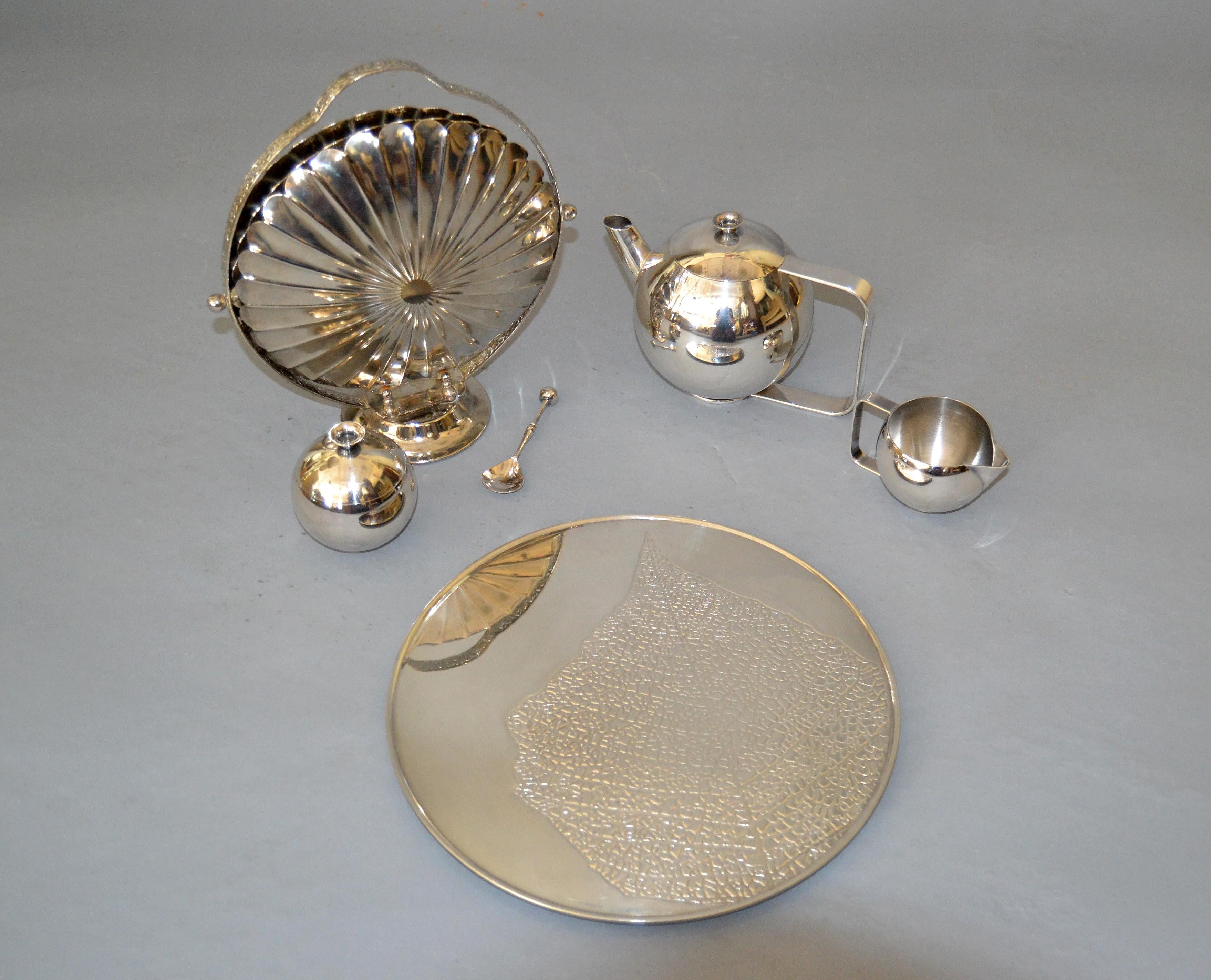 Mid-Century Modern 50s Old English Silver Plate Six Pieces Tea Coffee Service on Round Serving Tray en vente