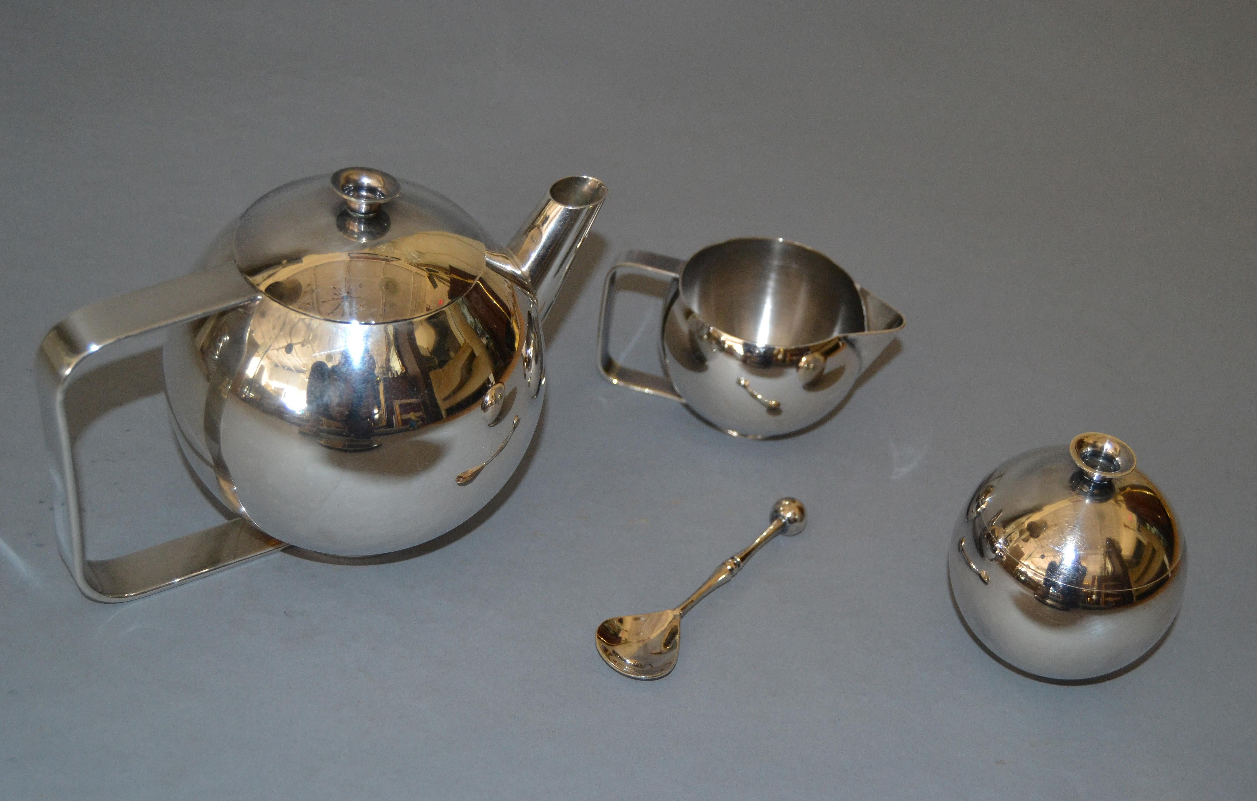 50s Old English Silver Plate Six Pieces Tea Coffee Service on Round Serving Tray In Good Condition For Sale In Miami, FL