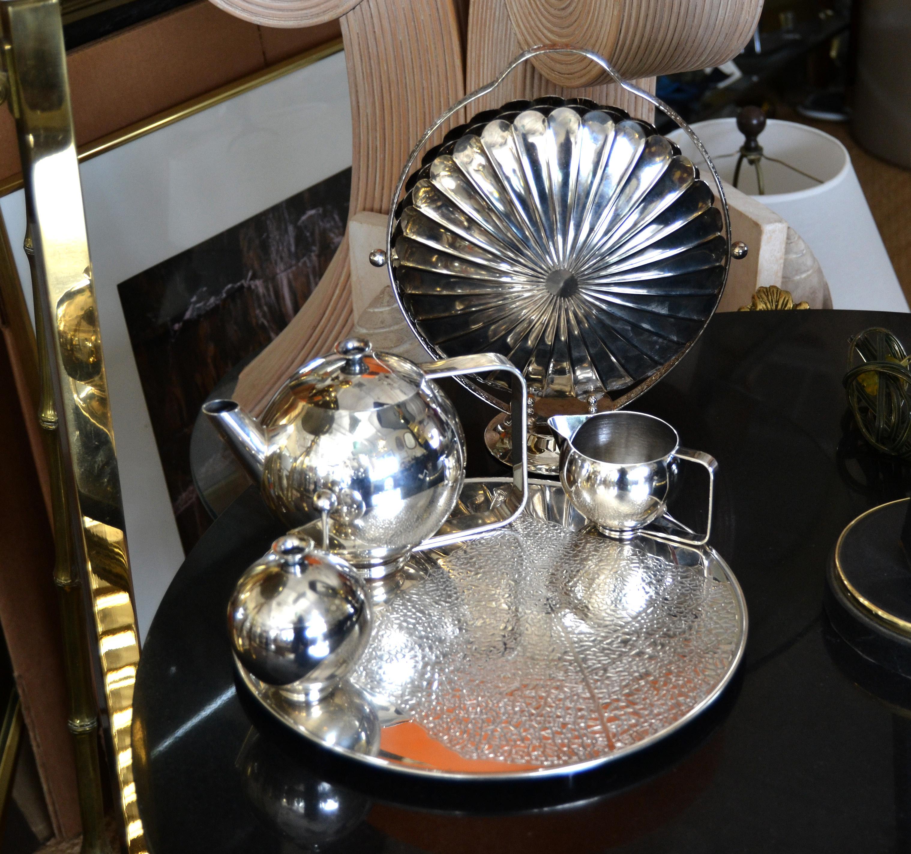 Plaqué argent 50s Old English Silver Plate Six Pieces Tea Coffee Service on Round Serving Tray en vente