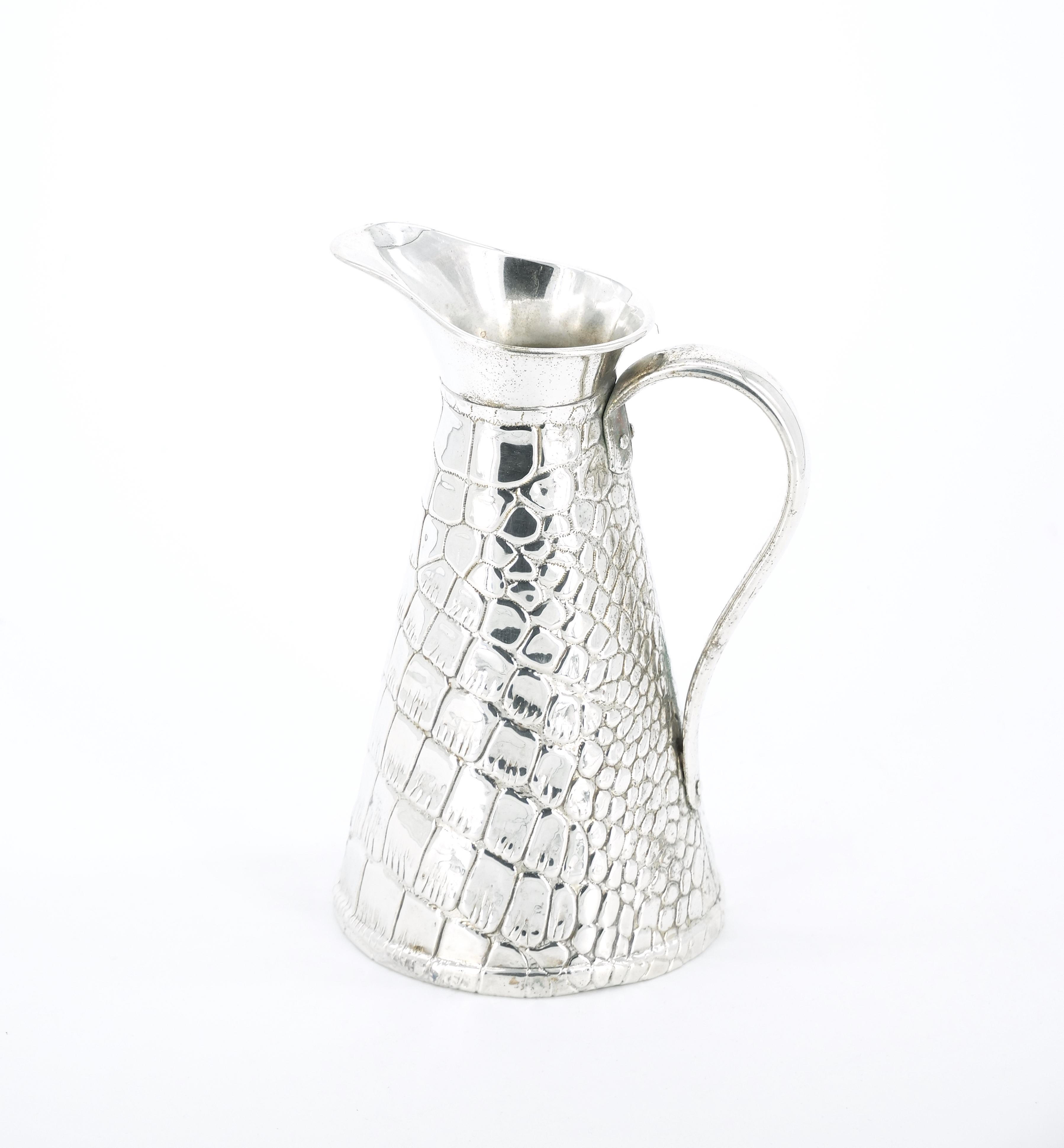 Brocca decorativa / vaso Old English placcata in argento con disegno di coccodrillo in vendita 3